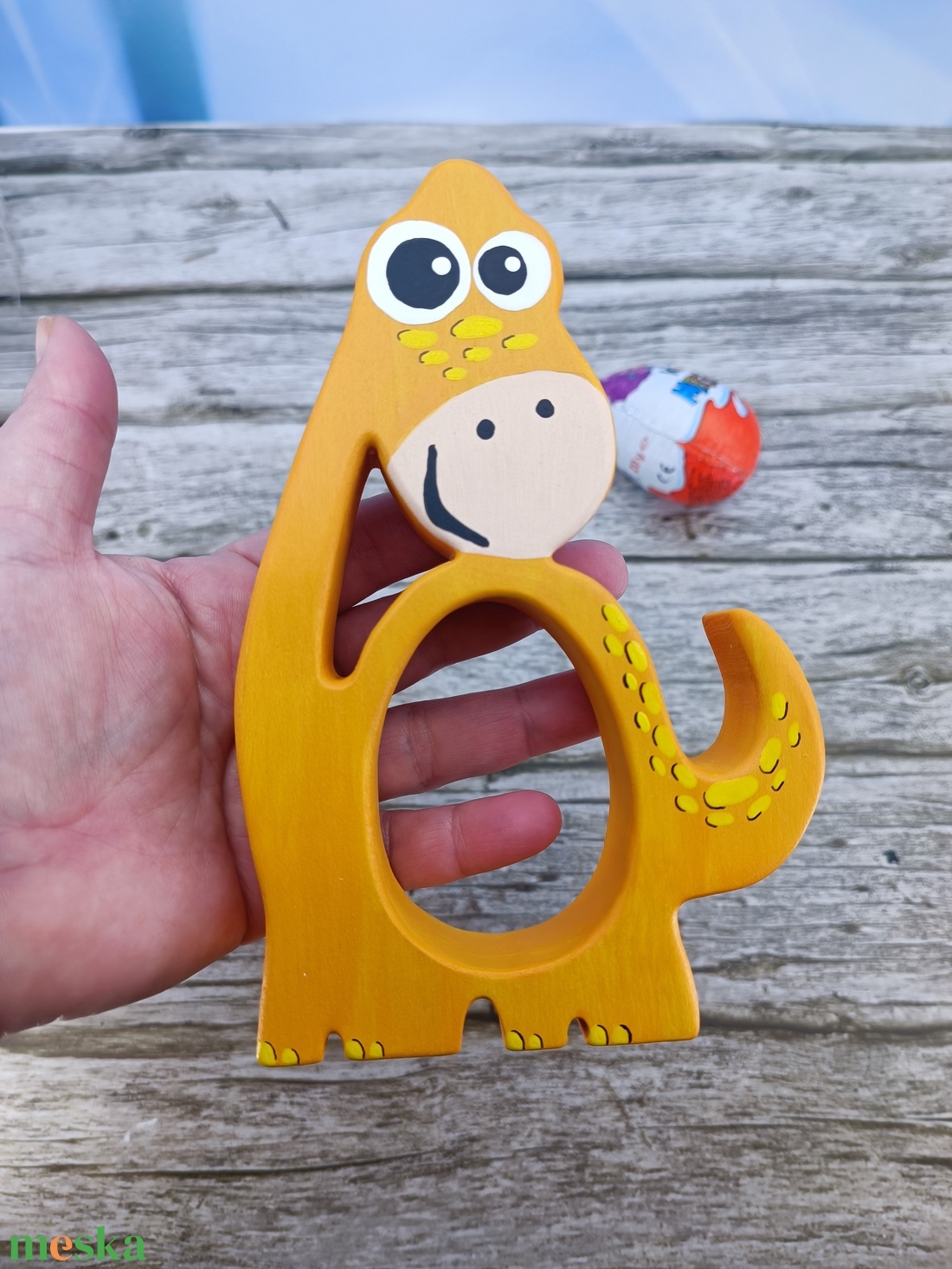 Kézzel festett dínó kindertojás tartó hársfából - ünnepi díszek, dekorációk - húsvéti díszek és dekorációk - húsvéti tojástartó - Meska.hu