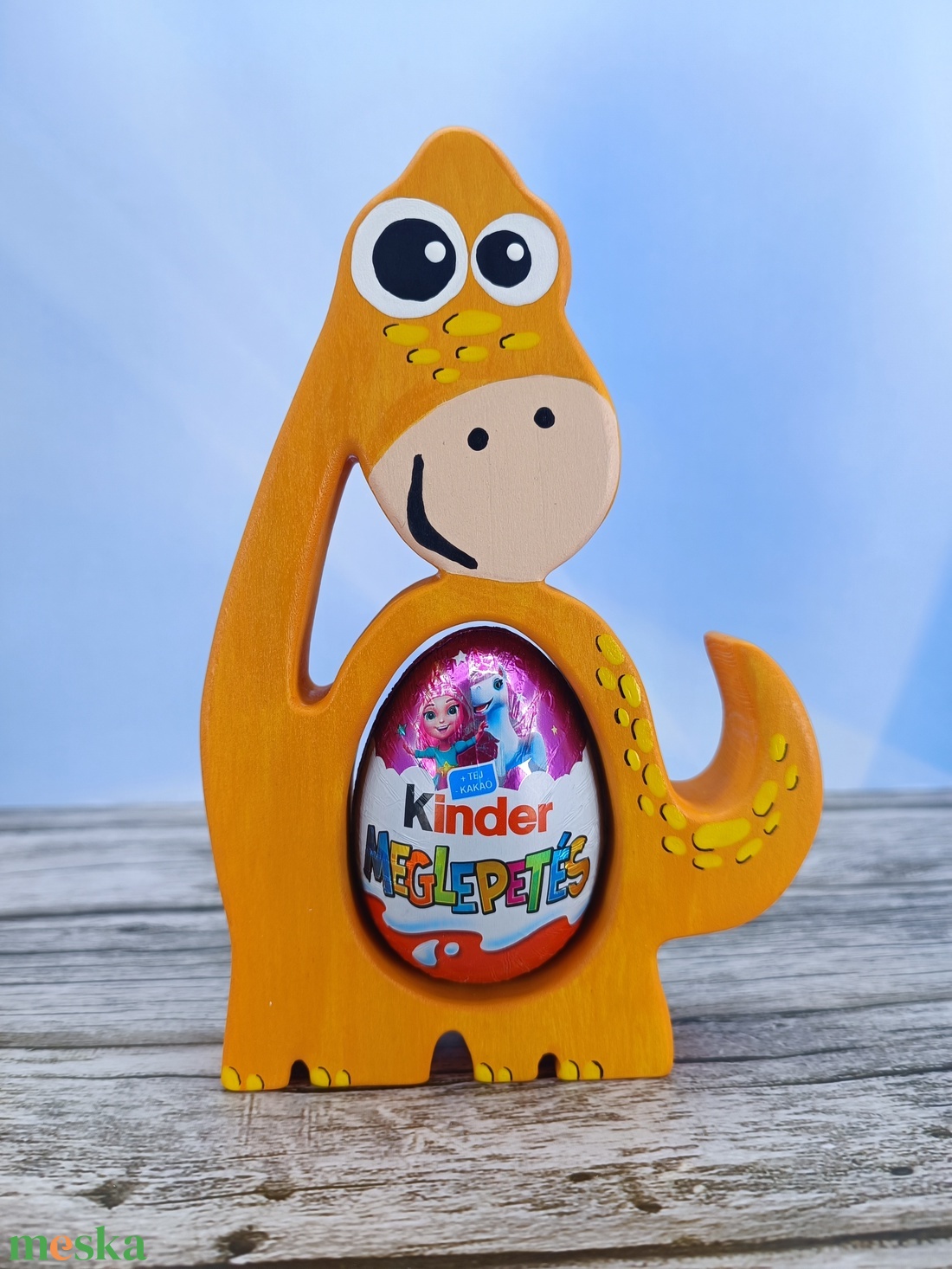 Kézzel festett dínó kindertojás tartó hársfából - ünnepi díszek, dekorációk - húsvéti díszek és dekorációk - húsvéti tojástartó - Meska.hu