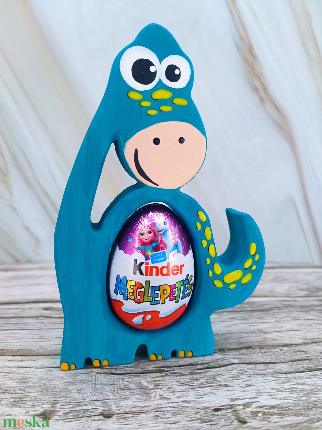 Kézzel festett dínó kindertojás tartó hársfából - ünnepi díszek, dekorációk - húsvéti díszek és dekorációk - húsvéti tojástartó - Meska.hu