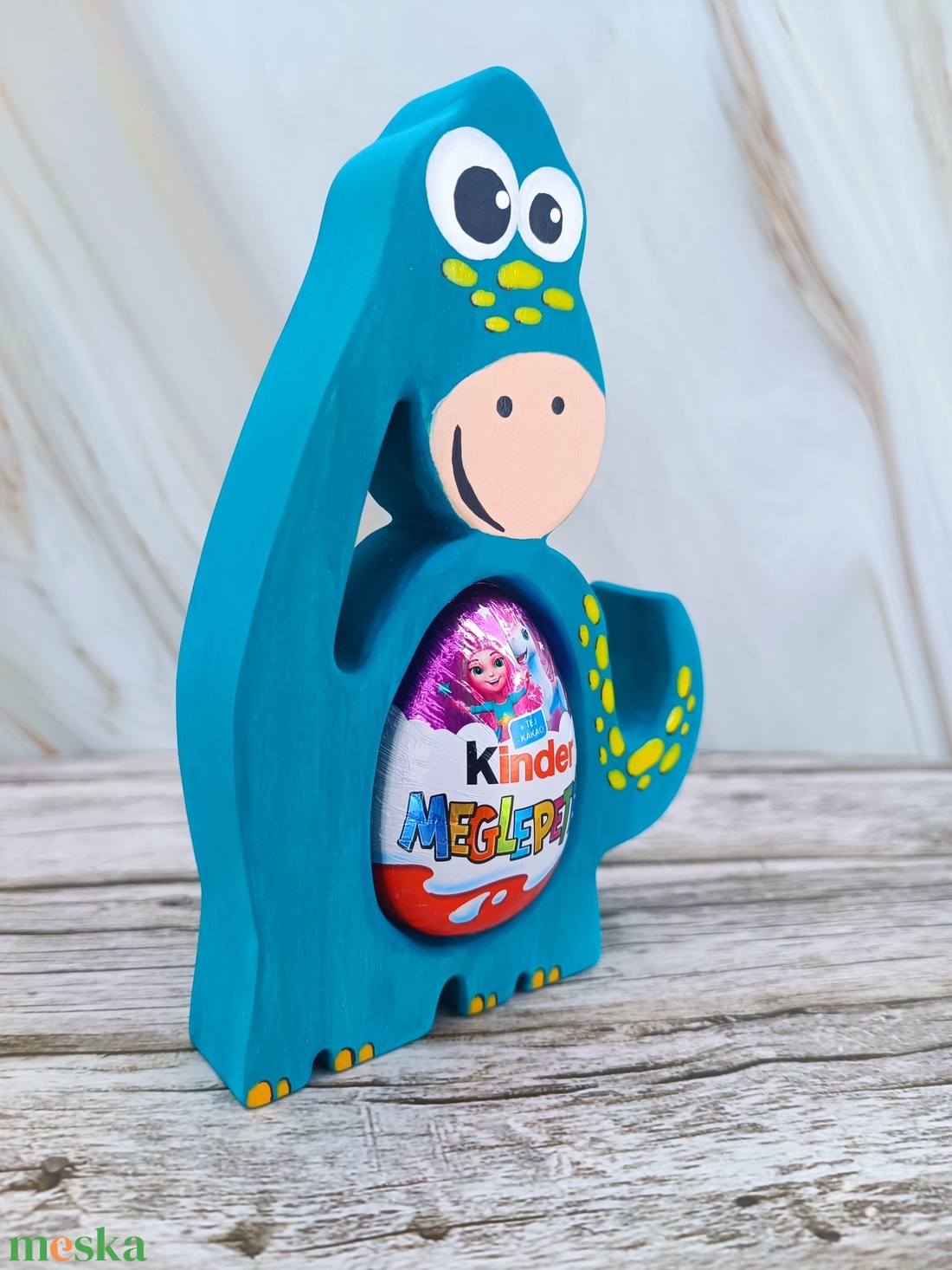 Kézzel festett dínó kindertojás tartó hársfából - ünnepi díszek, dekorációk - húsvéti díszek és dekorációk - húsvéti tojástartó - Meska.hu