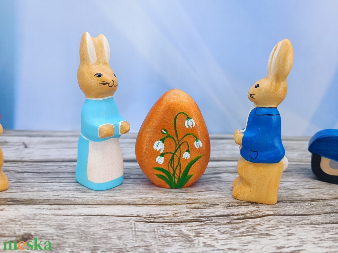 Nyúl Péter nyuszifiú fából faragott játék figura - ünnepi díszek, dekorációk - húsvéti díszek és dekorációk - húsvéti asztaldíszek - Meska.hu