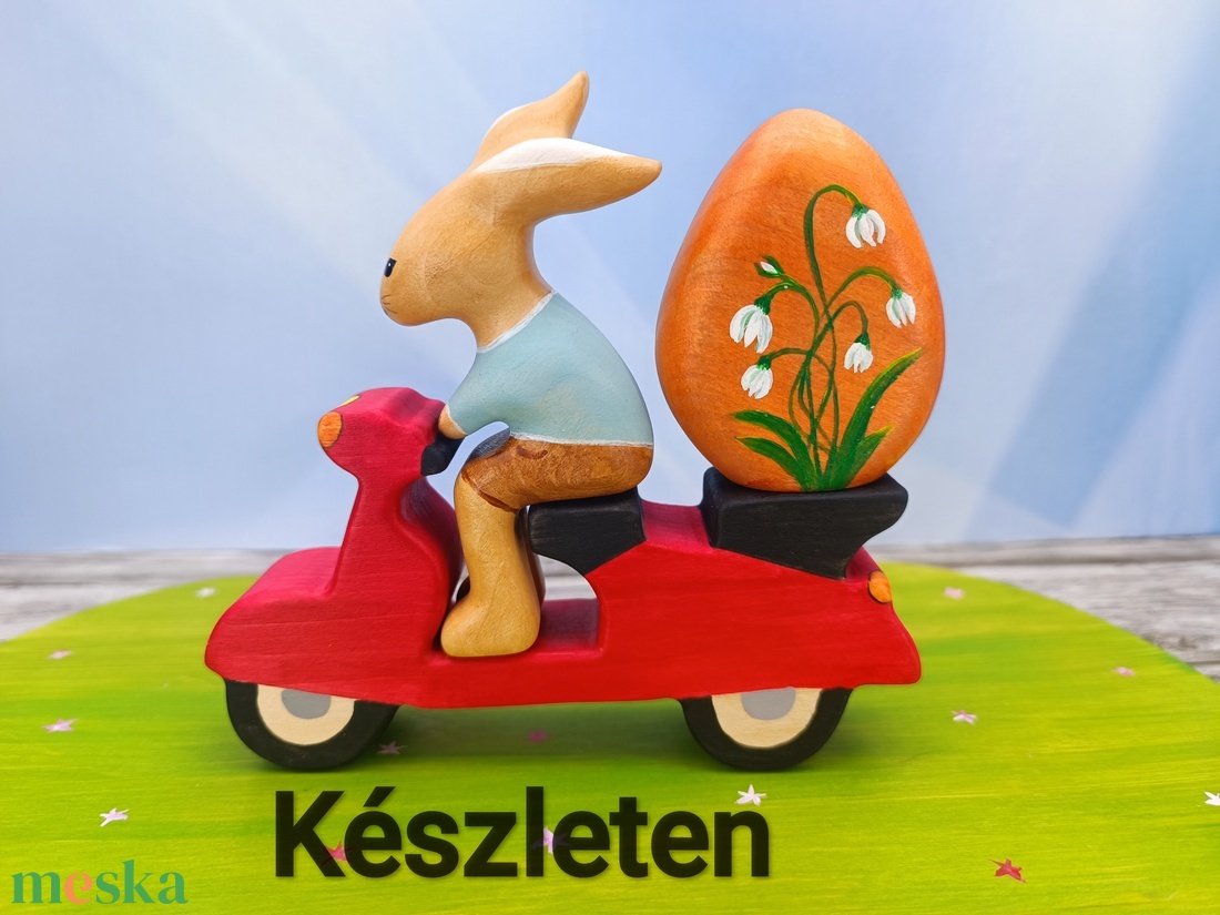 Motoros nyuszi tojással fából faragott játék figura - ünnepi díszek, dekorációk - húsvéti díszek és dekorációk - húsvéti asztaldíszek - Meska.hu