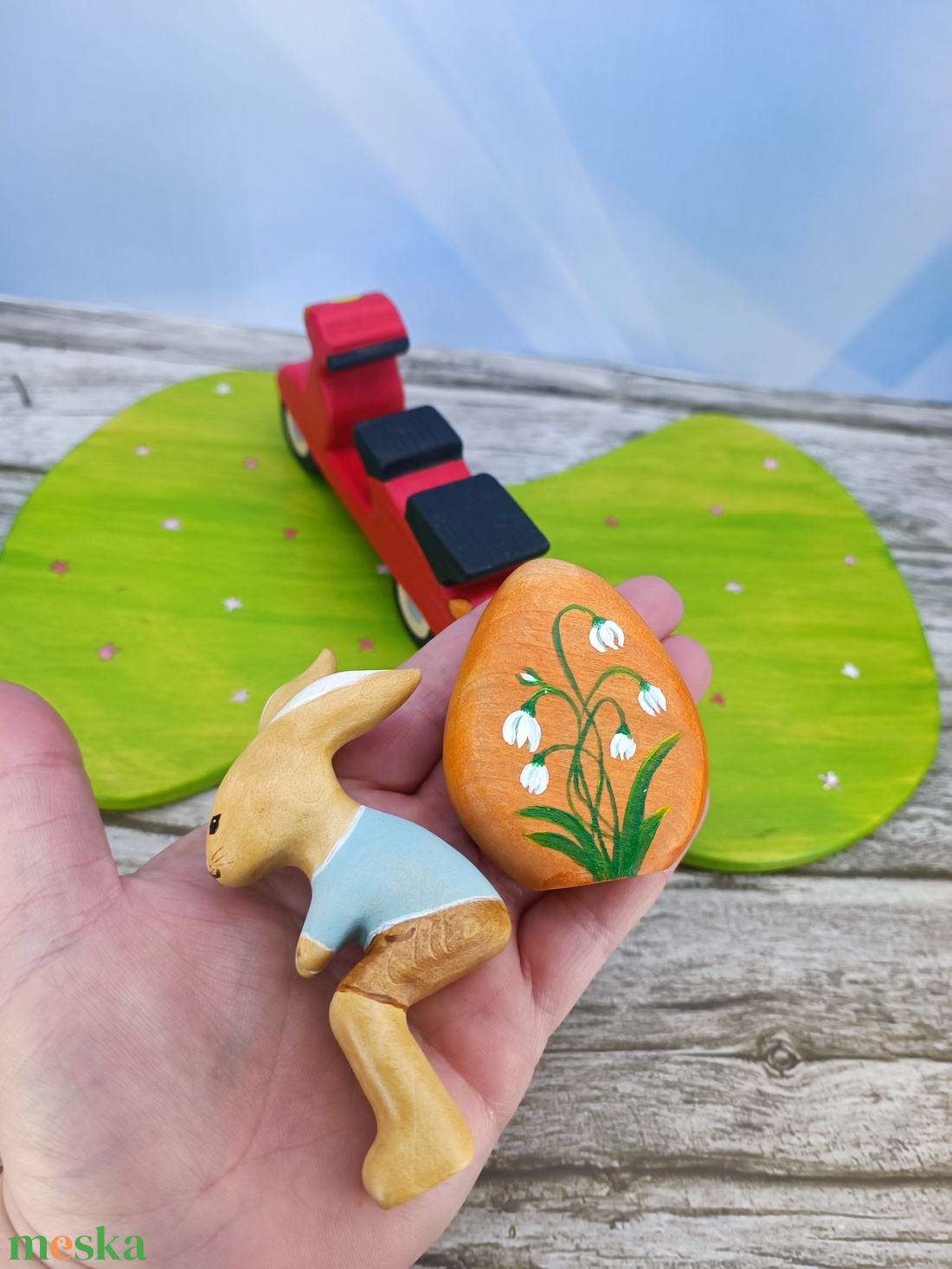 Motoros nyuszi tojással fából faragott játék figura - ünnepi díszek, dekorációk - húsvéti díszek és dekorációk - húsvéti asztaldíszek - Meska.hu