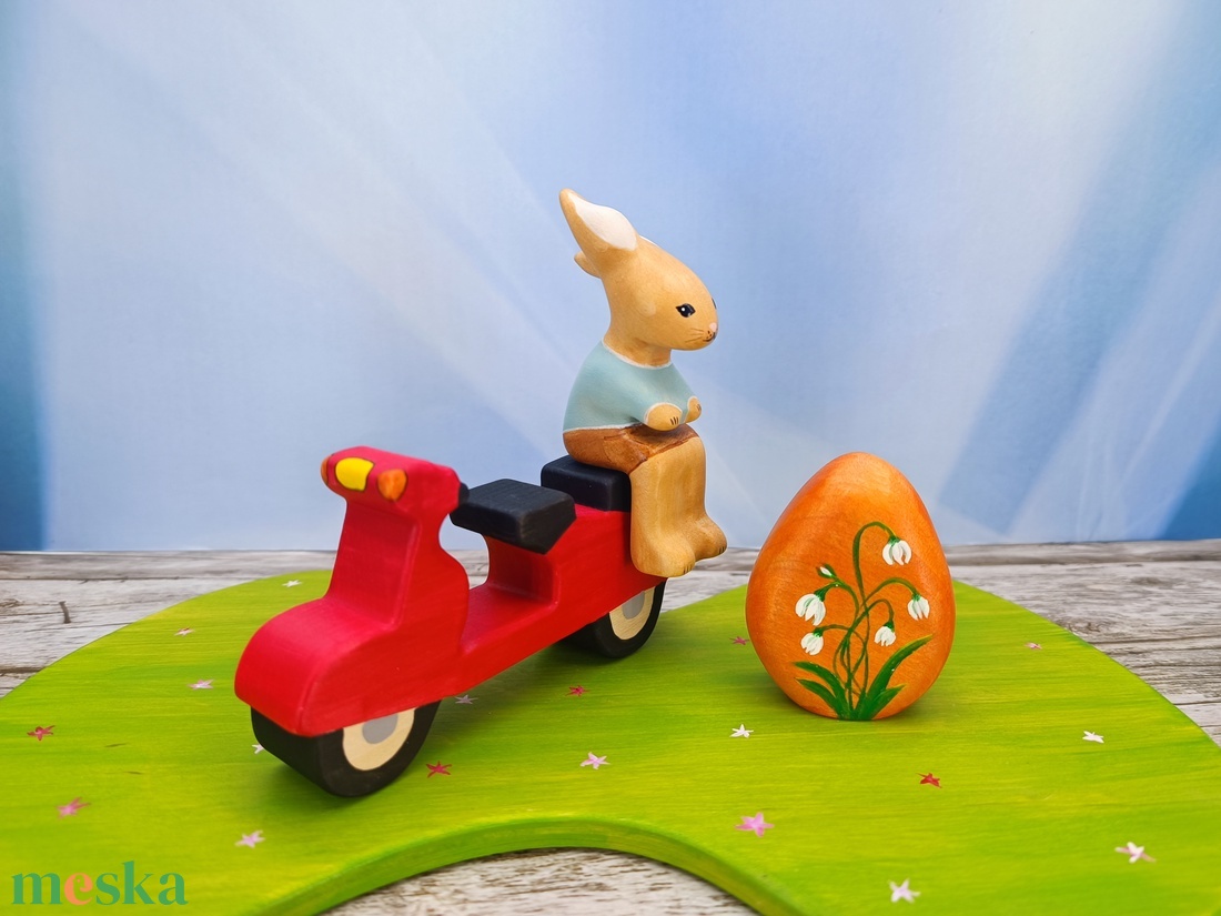 Motoros nyuszi tojással fából faragott játék figura - ünnepi díszek, dekorációk - húsvéti díszek és dekorációk - húsvéti asztaldíszek - Meska.hu