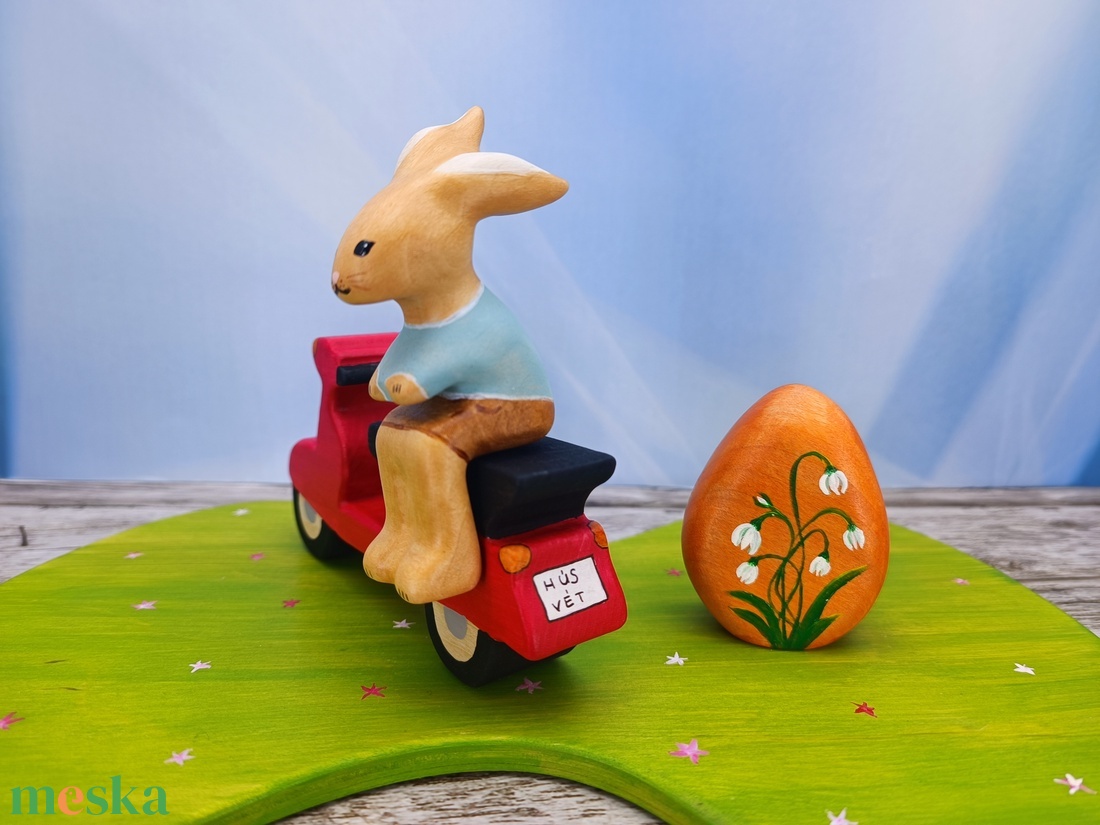 Motoros nyuszi tojással fából faragott játék figura - ünnepi díszek, dekorációk - húsvéti díszek és dekorációk - húsvéti asztaldíszek - Meska.hu
