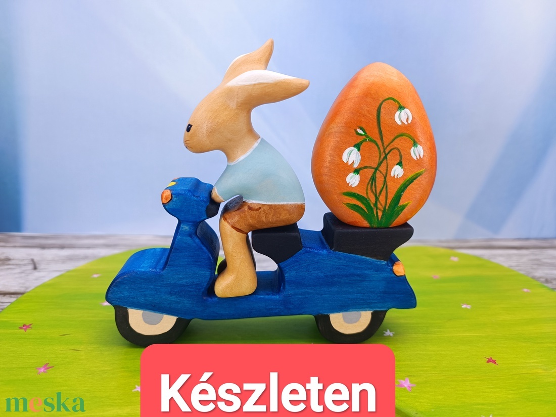 Motoros nyuszi tojással, fából faragott játék figura - ünnepi díszek, dekorációk - húsvéti díszek és dekorációk - húsvéti asztaldíszek - Meska.hu