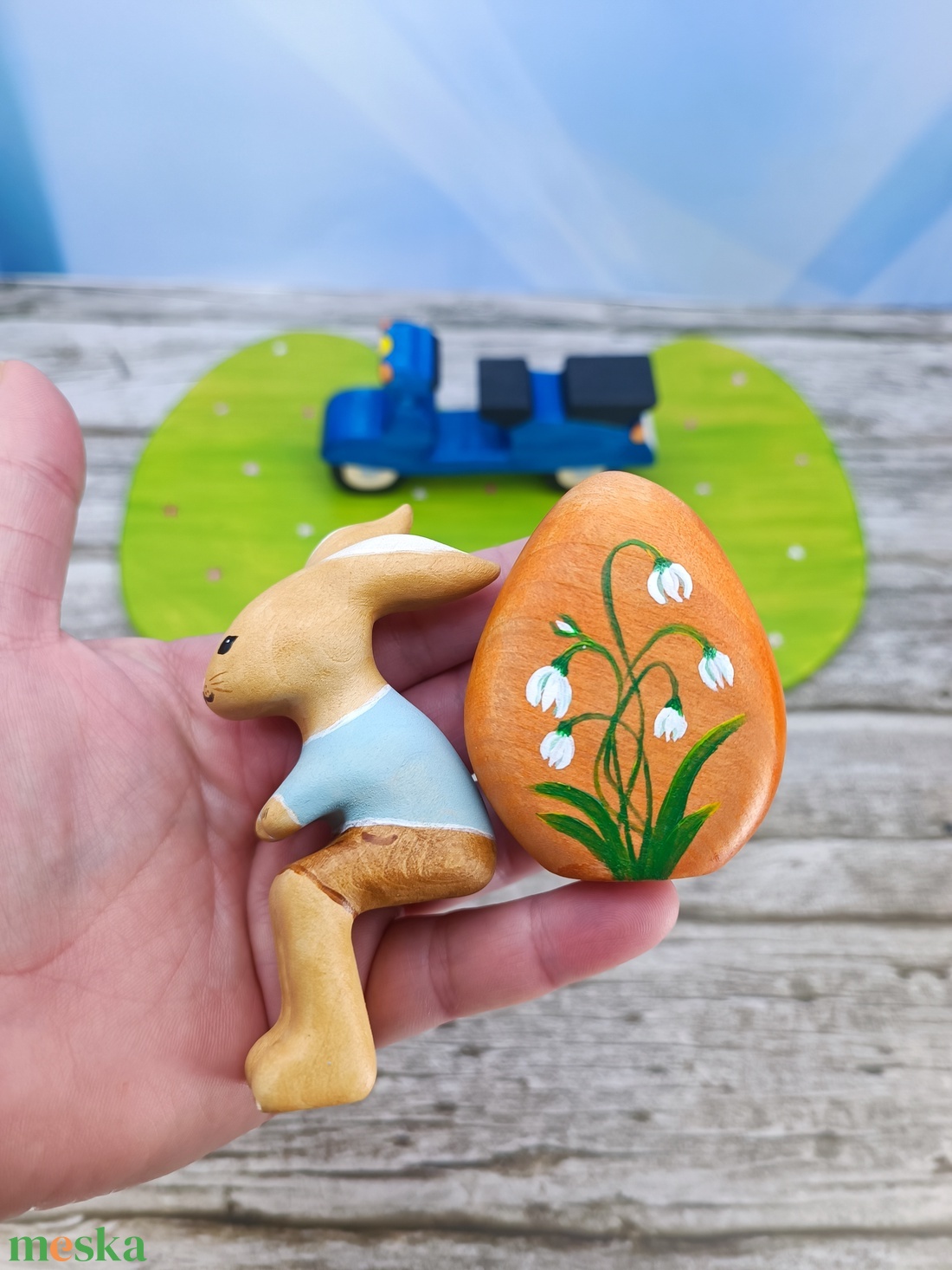 Motoros nyuszi tojással, fából faragott játék figura - ünnepi díszek, dekorációk - húsvéti díszek és dekorációk - húsvéti asztaldíszek - Meska.hu