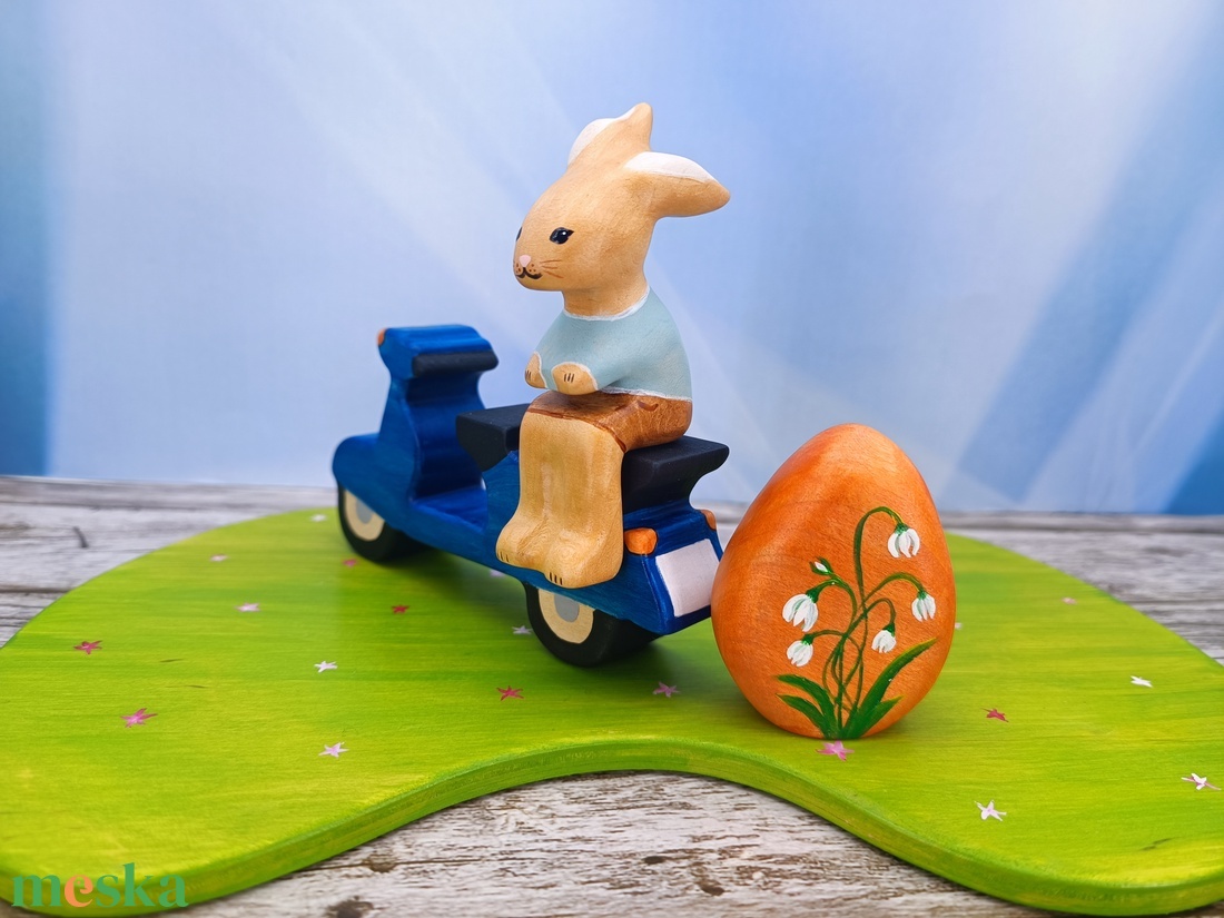 Motoros nyuszi tojással, fából faragott játék figura - ünnepi díszek, dekorációk - húsvéti díszek és dekorációk - húsvéti asztaldíszek - Meska.hu