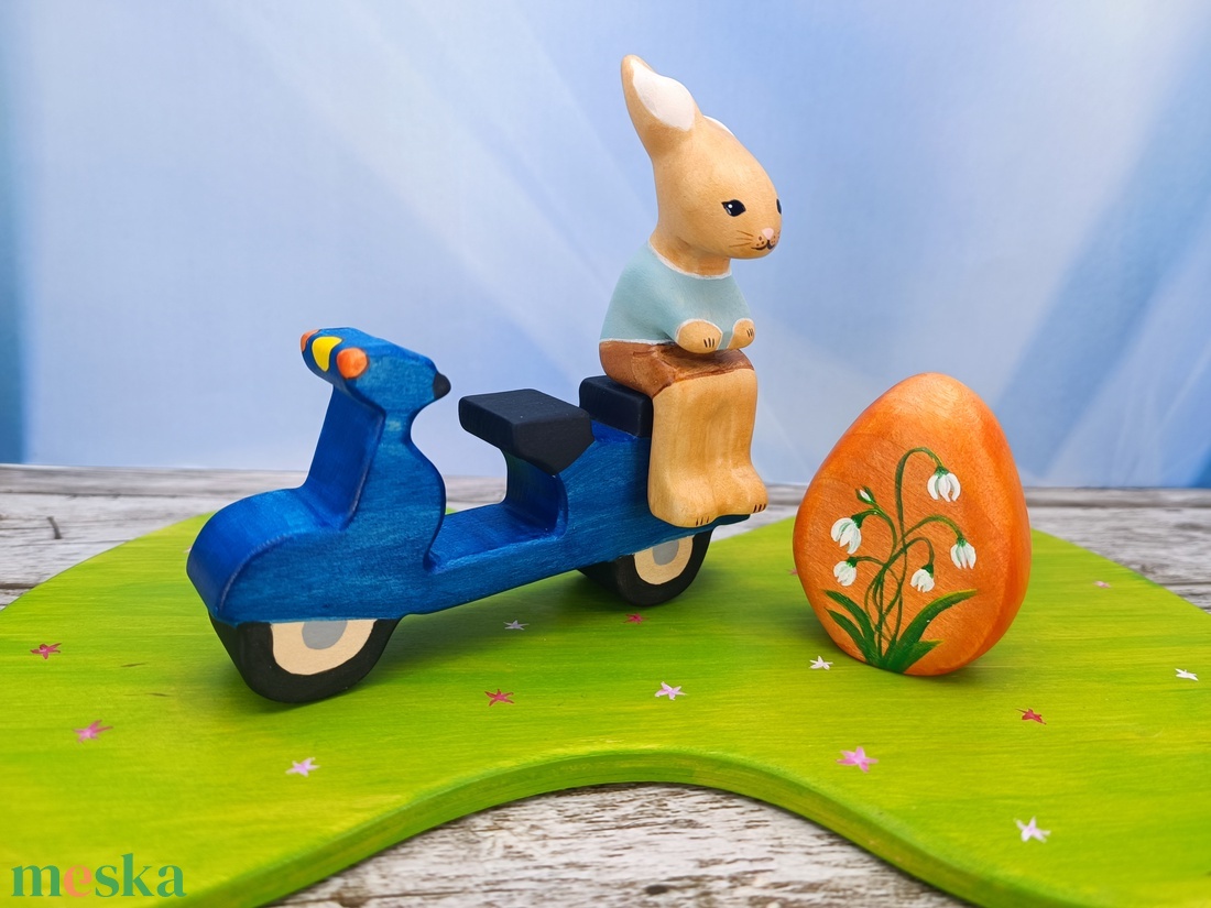 Motoros nyuszi tojással, fából faragott játék figura - ünnepi díszek, dekorációk - húsvéti díszek és dekorációk - húsvéti asztaldíszek - Meska.hu