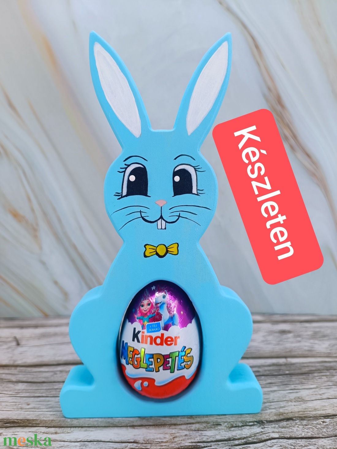 Kézzel festett nyuszis kindertojás tartó hársfából - ünnepi díszek, dekorációk - húsvéti díszek és dekorációk - húsvéti tojástartó - Meska.hu