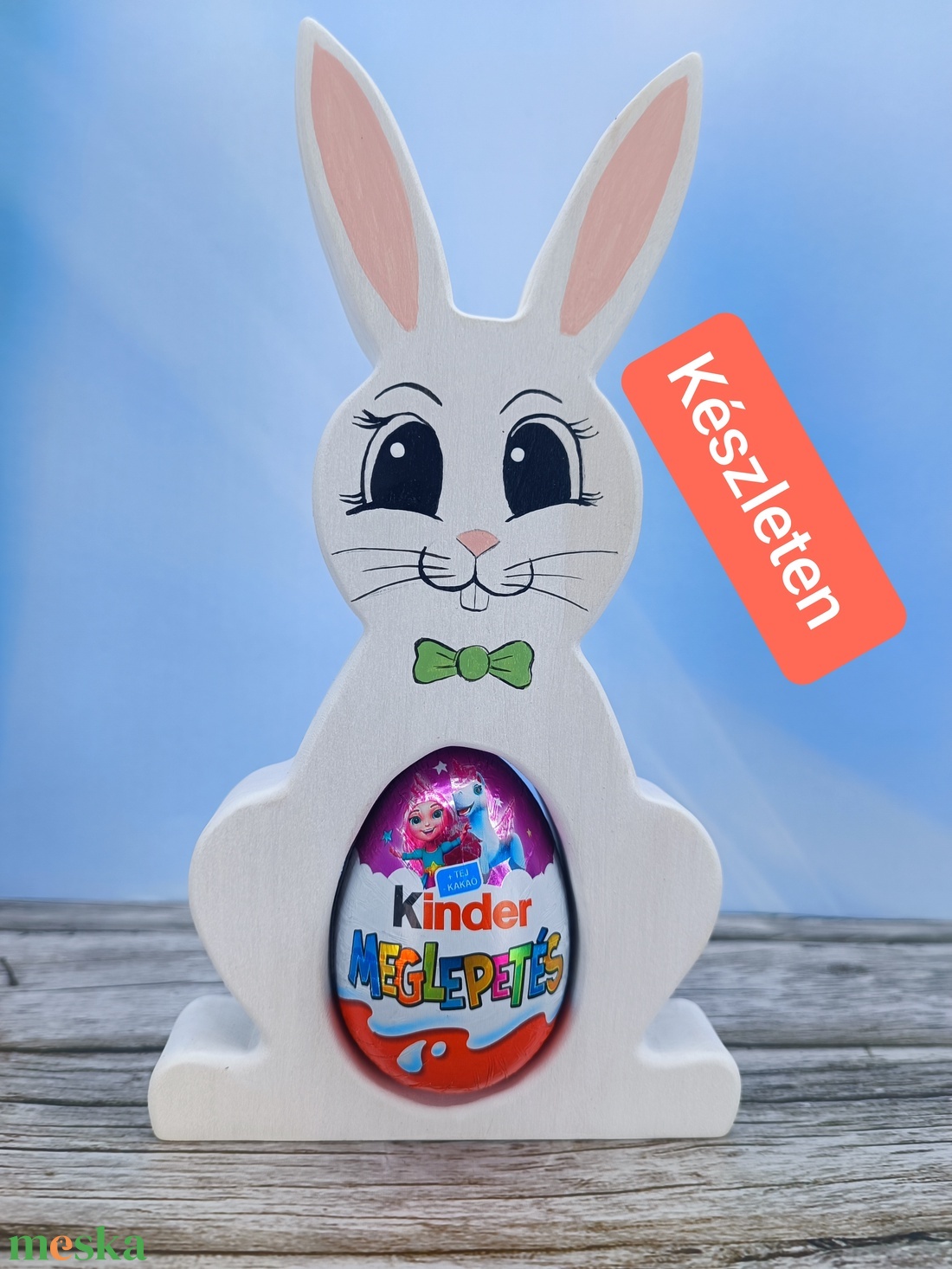 Kézzel festett nyuszis kindertojás tartó hársfából - ünnepi díszek, dekorációk - húsvéti díszek és dekorációk - húsvéti tojástartó - Meska.hu