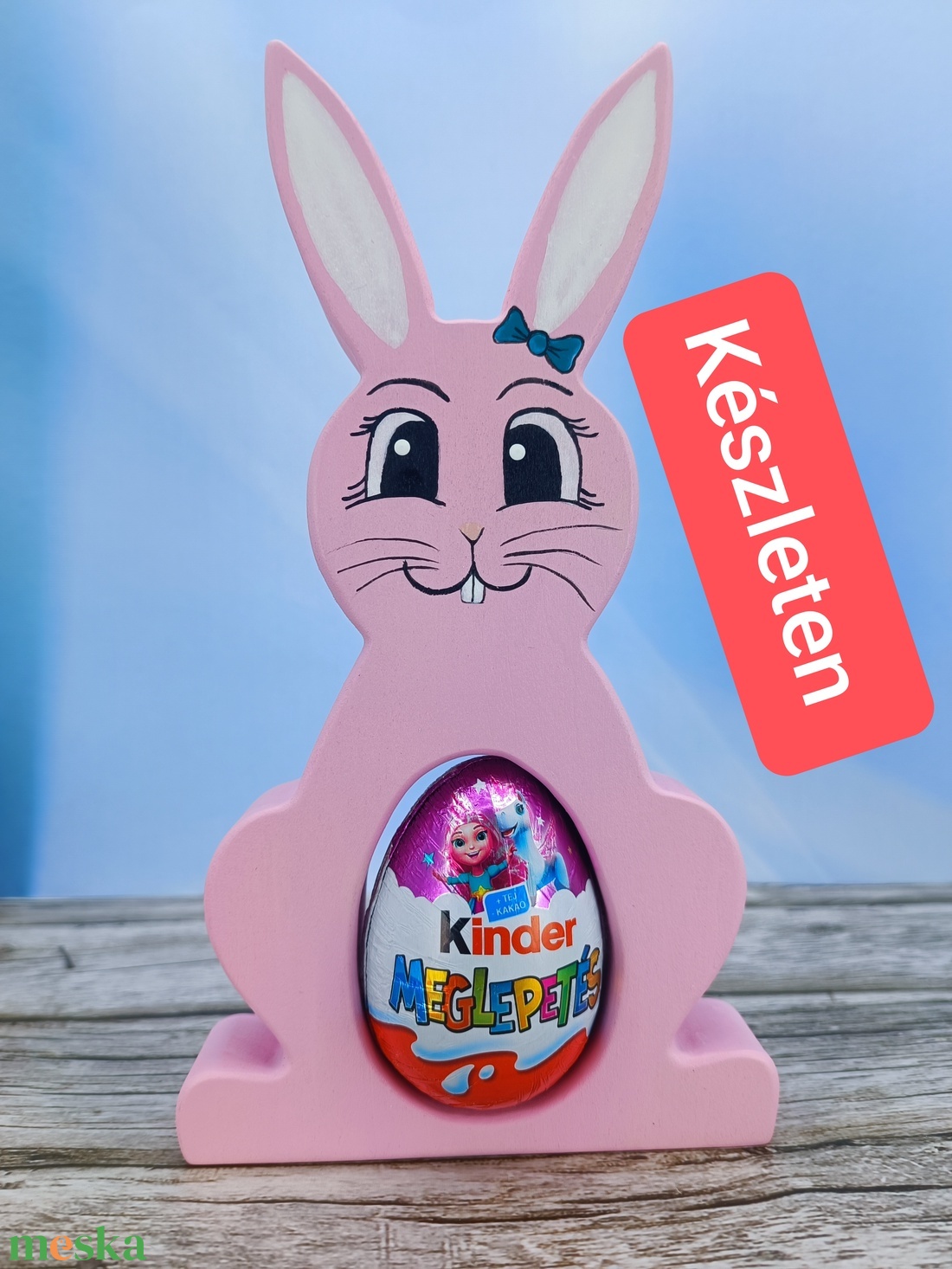 Kézzel festett nyuszis kindertojás tartó hársfából - ünnepi díszek, dekorációk - húsvéti díszek és dekorációk - húsvéti tojástartó - Meska.hu