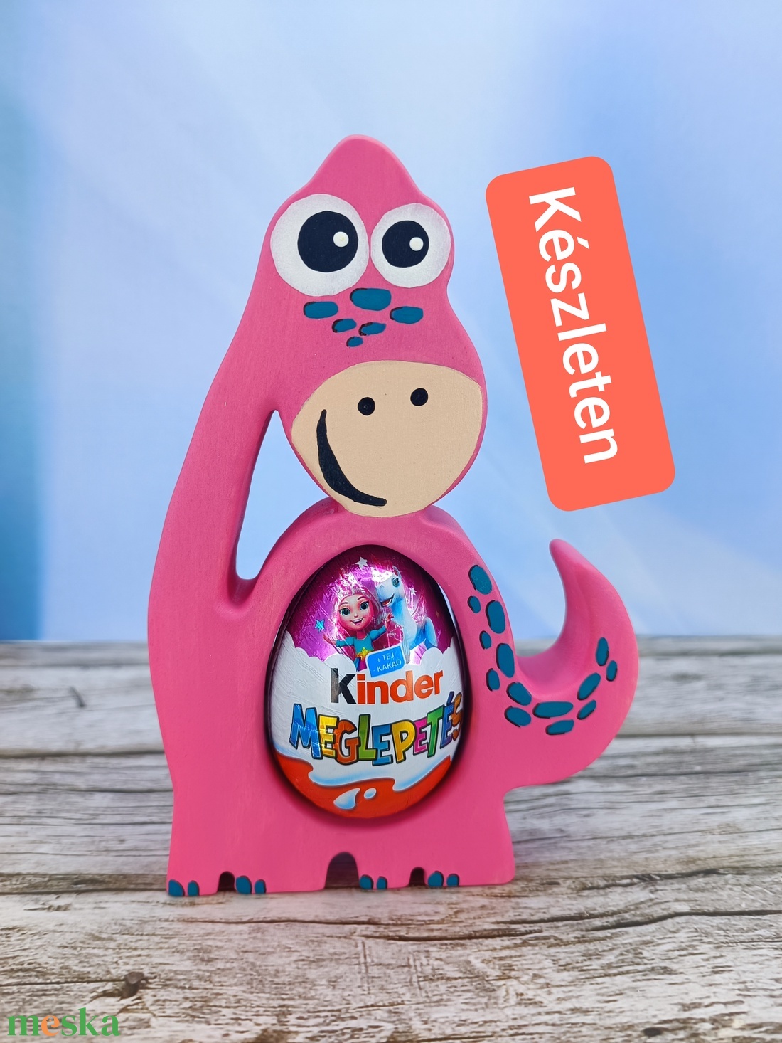 Kézzel festett dínó kindertojás tartó hársfából - ünnepi díszek, dekorációk - húsvéti díszek és dekorációk - húsvéti tojástartó - Meska.hu