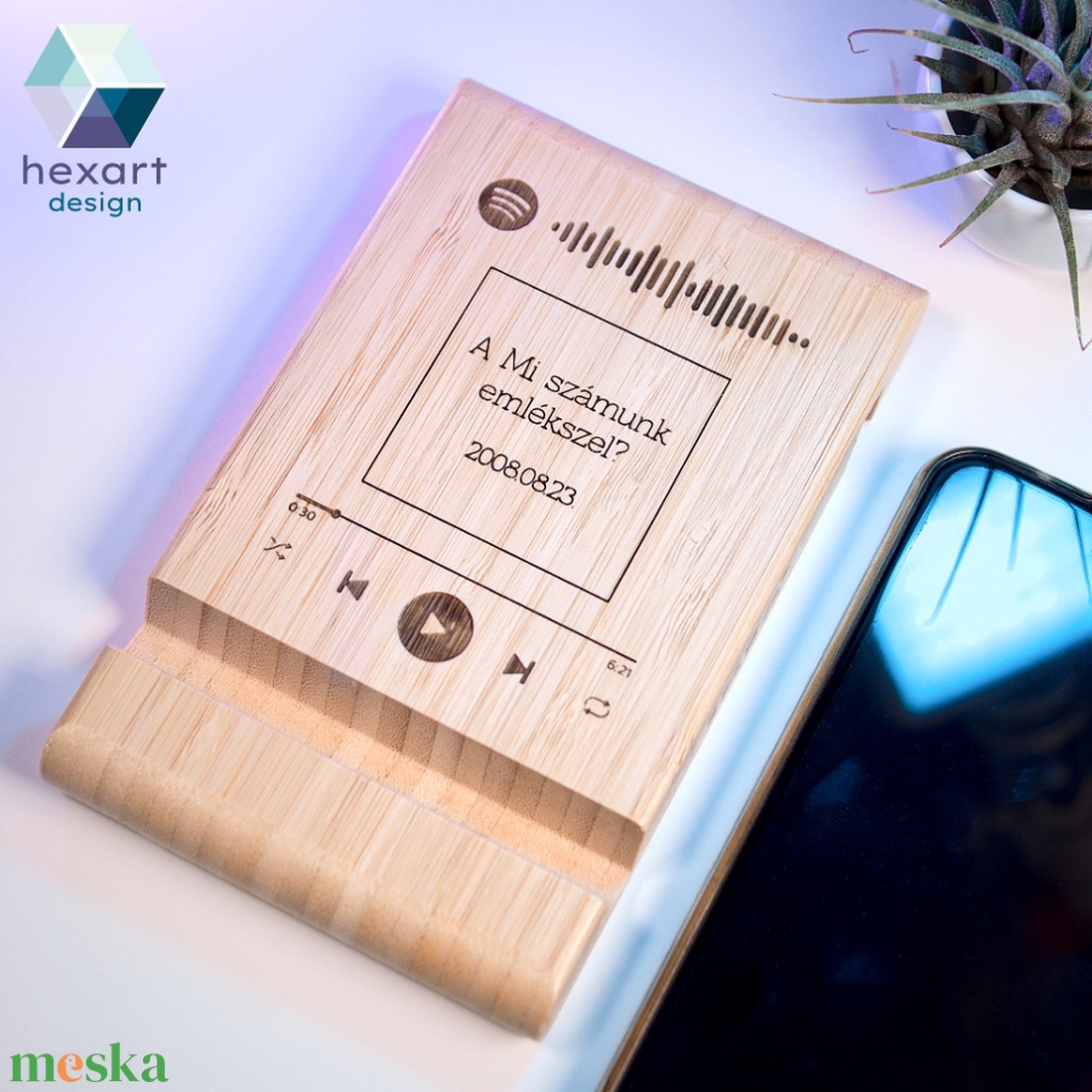 Interaktív Spotify-s mobiltelefon/tablet tartó (egyedi gravírozott szöveggel és zenével) - táska & tok - pénztárca & más tok - telefontok - Meska.hu