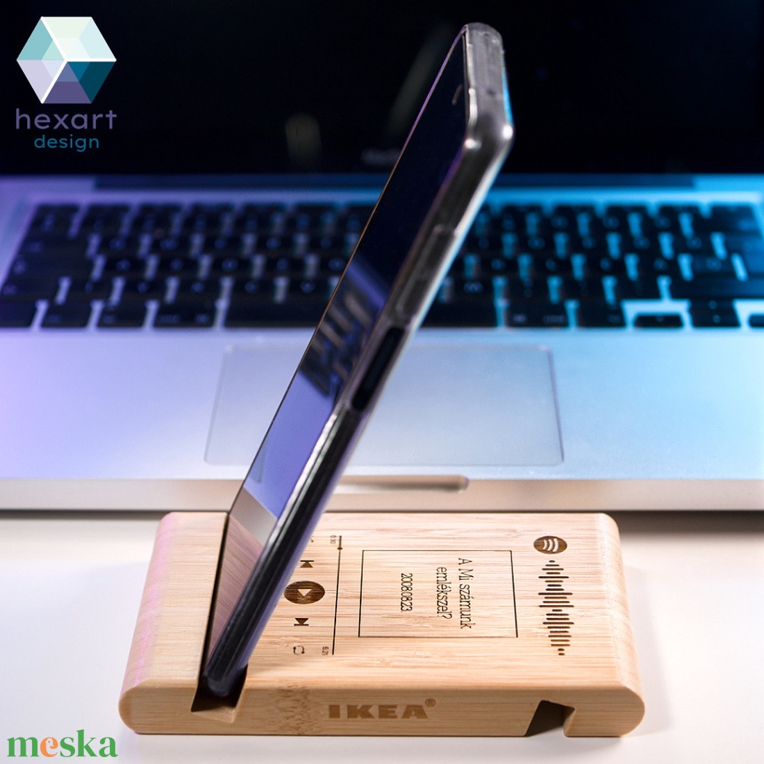 Interaktív Spotify-s mobiltelefon/tablet tartó (egyedi gravírozott szöveggel és zenével) - táska & tok - pénztárca & más tok - telefontok - Meska.hu