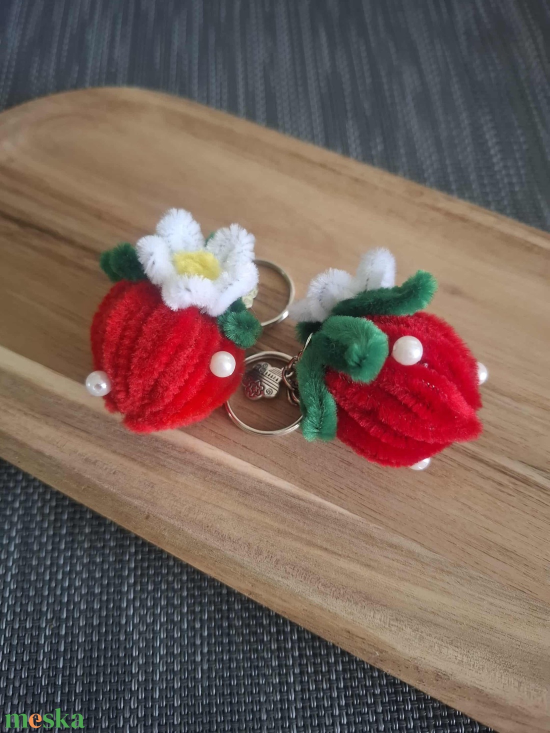 Epres kulcstartó és táskadísz - kézzel sodort, aranyos kézműves ajándék - táska & tok - kulcstartó & táskadísz - táskadísz - Meska.hu Epres kulcstartó és táskadísz - kézzel sodort, aranyos kézműves ajándék - táska & tok - kulcstartó & táskadísz - táskadísz - Meska.hu