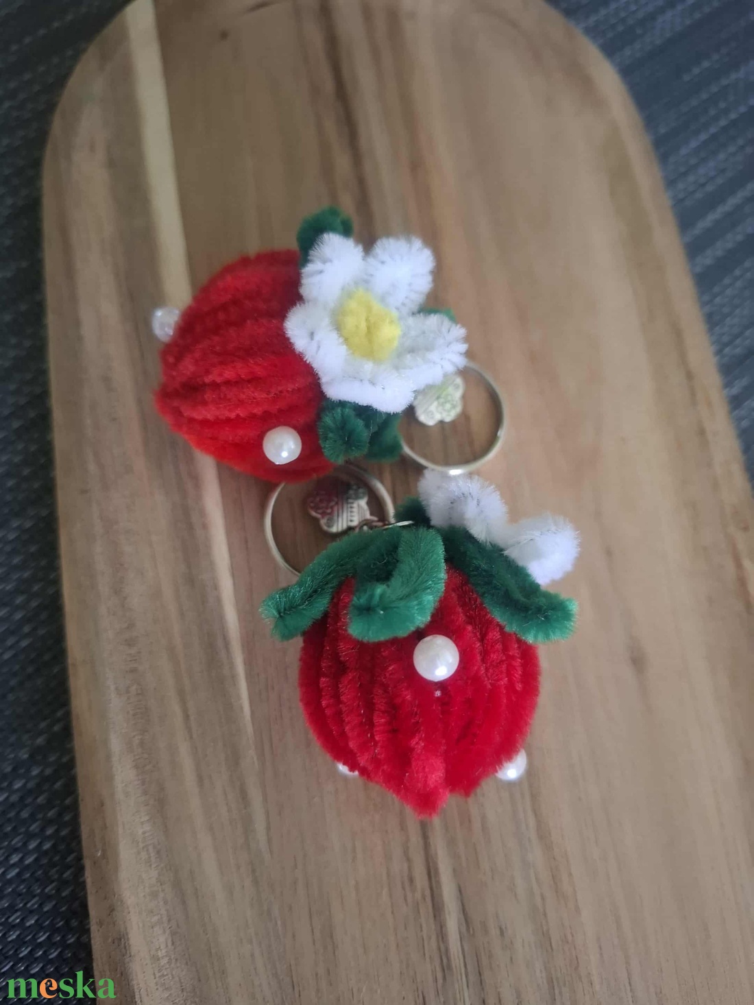 Epres kulcstartó és táskadísz - kézzel sodort, aranyos kézműves ajándék - táska & tok - kulcstartó & táskadísz - táskadísz - Meska.hu Epres kulcstartó és táskadísz - kézzel sodort, aranyos kézműves ajándék - táska & tok - kulcstartó & táskadísz - táskadísz - Meska.hu