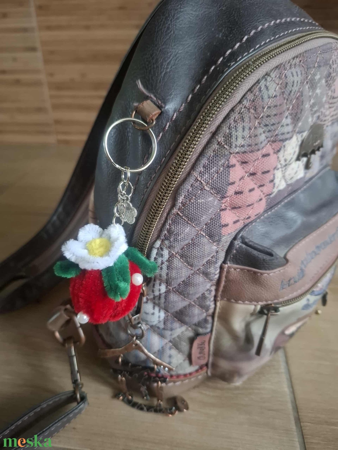 Epres kulcstartó és táskadísz - kézzel sodort, aranyos kézműves ajándék - táska & tok - kulcstartó & táskadísz - táskadísz - Meska.hu Epres kulcstartó és táskadísz - kézzel sodort, aranyos kézműves ajándék - táska & tok - kulcstartó & táskadísz - táskadísz - Meska.hu