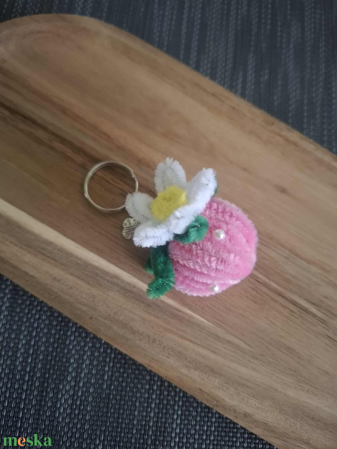 Epres kulcstartó és táskadísz - kézzel sodort, aranyos kézműves ajándék - táska & tok - kulcstartó & táskadísz - táskadísz - Meska.hu Epres kulcstartó és táskadísz - kézzel sodort, aranyos kézműves ajándék - táska & tok - kulcstartó & táskadísz - táskadísz - Meska.hu