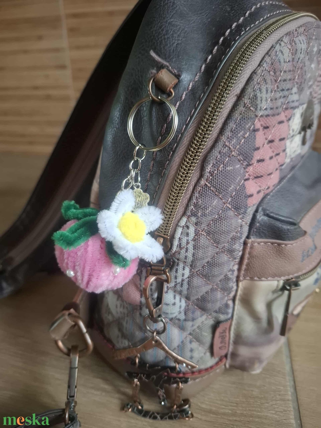 Epres kulcstartó és táskadísz - kézzel sodort, aranyos kézműves ajándék - táska & tok - kulcstartó & táskadísz - táskadísz - Meska.hu Epres kulcstartó és táskadísz - kézzel sodort, aranyos kézműves ajándék - táska & tok - kulcstartó & táskadísz - táskadísz - Meska.hu