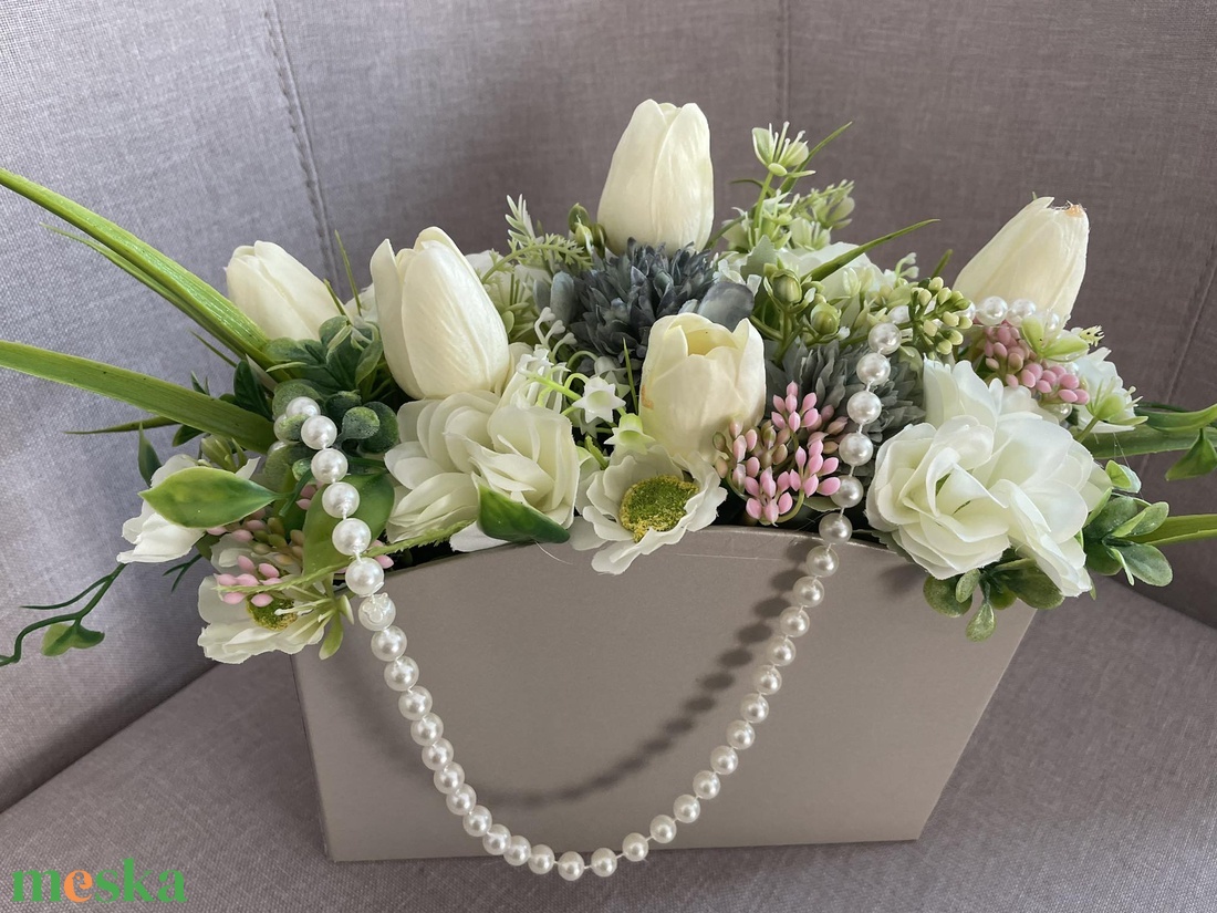 Tulipános asztali virágdísz gyöngyös kosárkában akciós termékkép 1