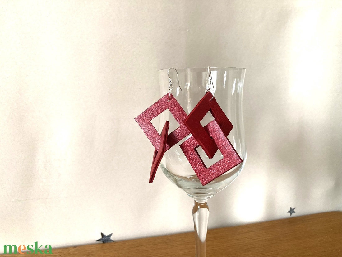 Fülbevaló bőrből, Tetra, piros - ékszer - fülbevaló - lógó fülbevaló - Meska.hu Fülbevaló bőrből, Tetra, piros - ékszer - fülbevaló - lógó fülbevaló - Meska.hu