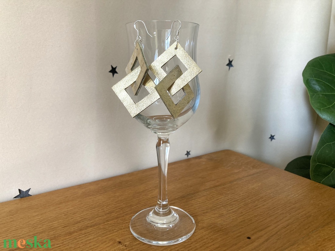 Fülbevaló bőrből,  Tetra, gold - ékszer - fülbevaló - lógó fülbevaló - Meska.hu
