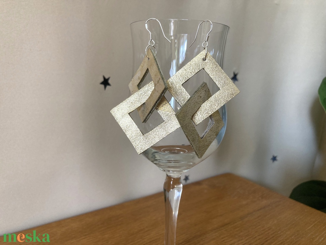 Fülbevaló bőrből,  Tetra, gold - ékszer - fülbevaló - lógó fülbevaló - Meska.hu