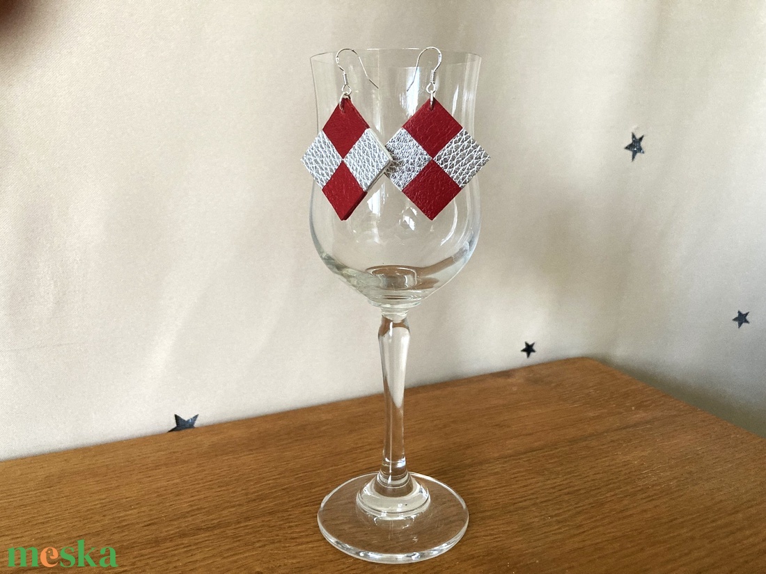 Fülbevaló bőrből, pepita - ékszer - fülbevaló - lógó fülbevaló - Meska.hu Fülbevaló bőrből, pepita - ékszer - fülbevaló - lógó fülbevaló - Meska.hu