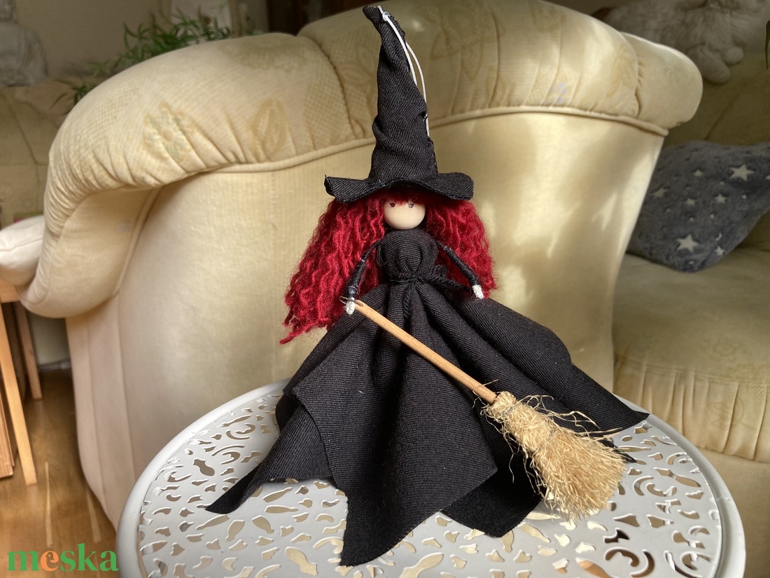 Halloween dekoráció, boszorkány vörös - otthon & életmód - dekoráció - halloween - halloweeni figurák - Meska.hu