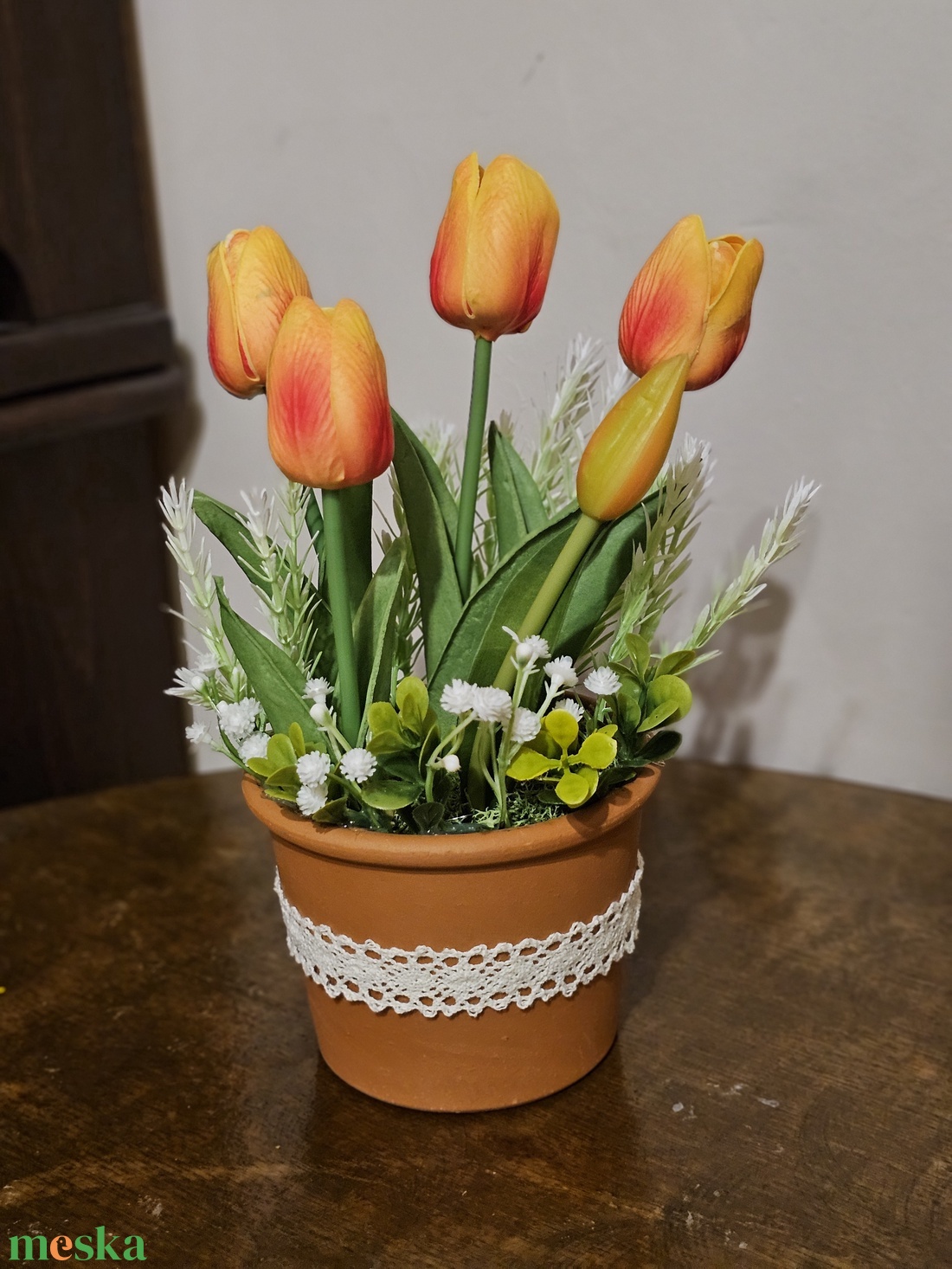 Tulipános asztaldísz terrakotta cserépben  - otthon & életmód - virágdekoráció - virágdíszek - virágdísz kaspóban - Meska.hu