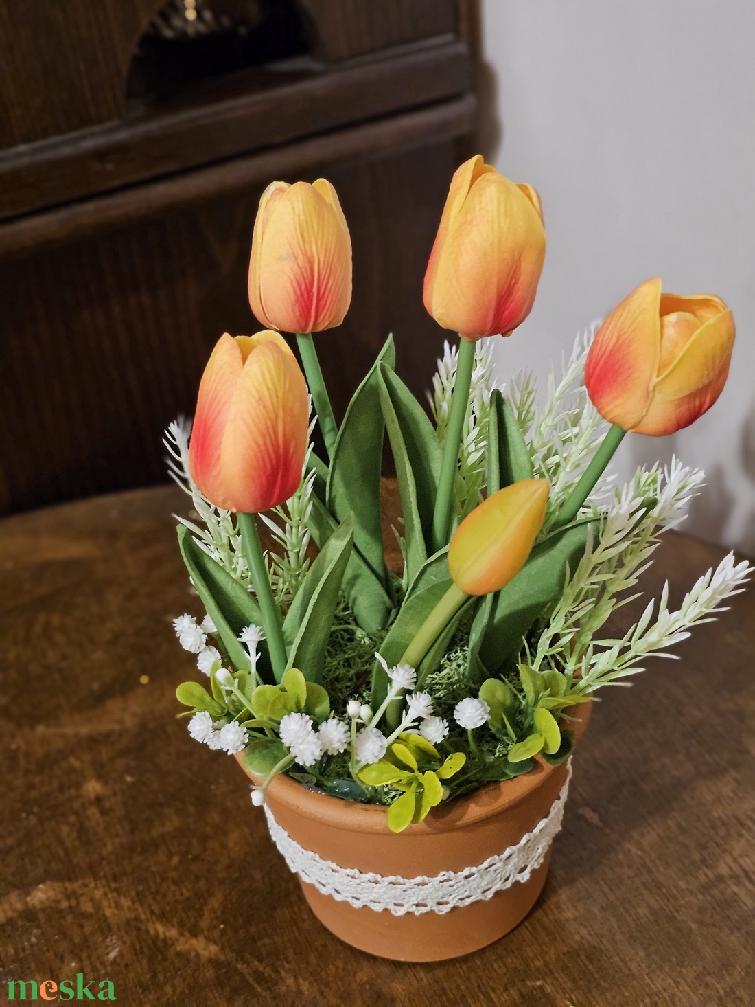 Tulipános asztaldísz terrakotta cserépben  - otthon & életmód - virágdekoráció - virágdíszek - virágdísz kaspóban - Meska.hu