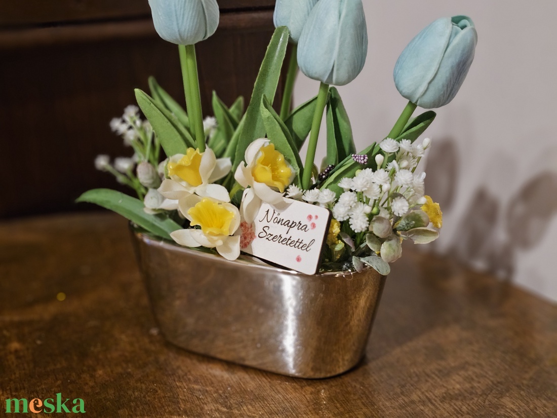 Nőnapra tulipános asztaldísz  - otthon & életmód - virágdekoráció - virágdíszek - virágdísz kaspóban - Meska.hu