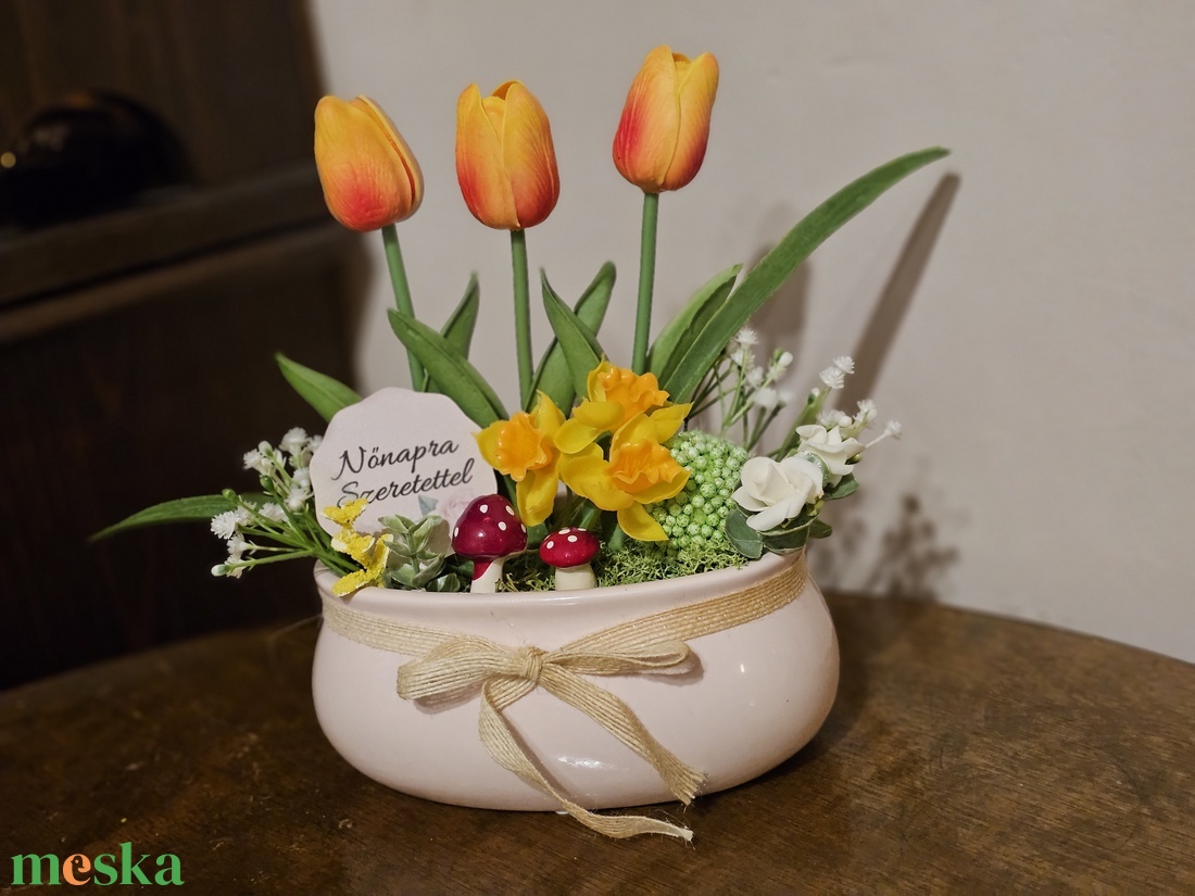 Nőnapra tulipános asztaldísz  - otthon & életmód - virágdekoráció - virágdíszek - virágdísz kaspóban - Meska.hu