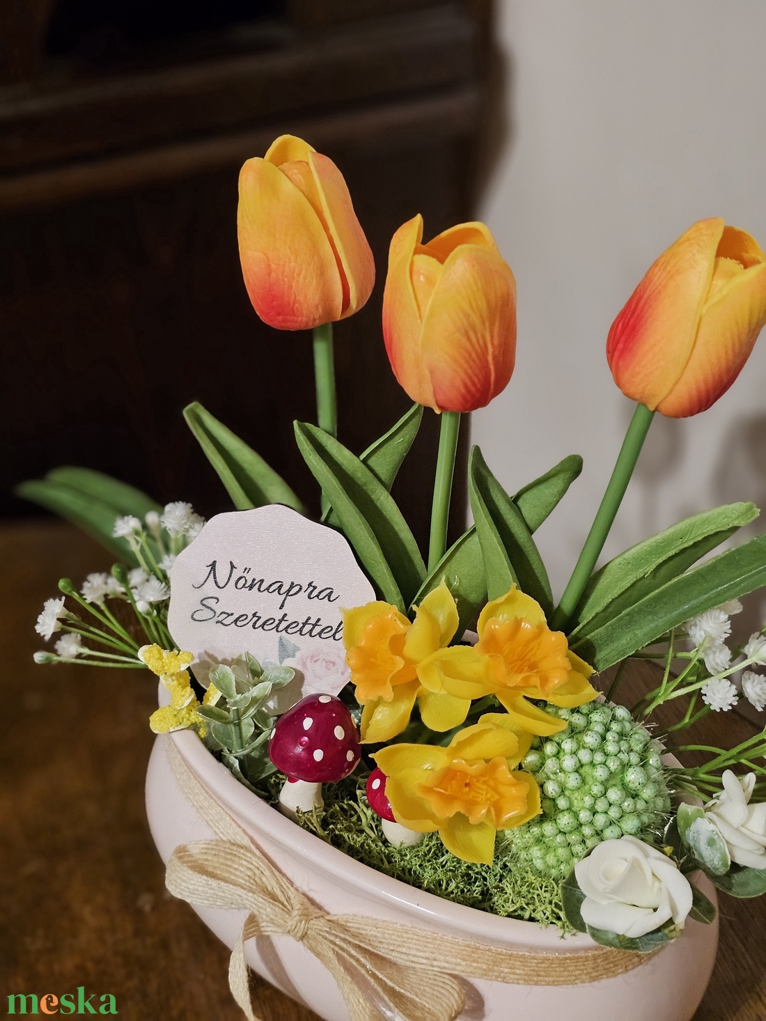 Nőnapra tulipános asztaldísz  - otthon & életmód - virágdekoráció - virágdíszek - virágdísz kaspóban - Meska.hu