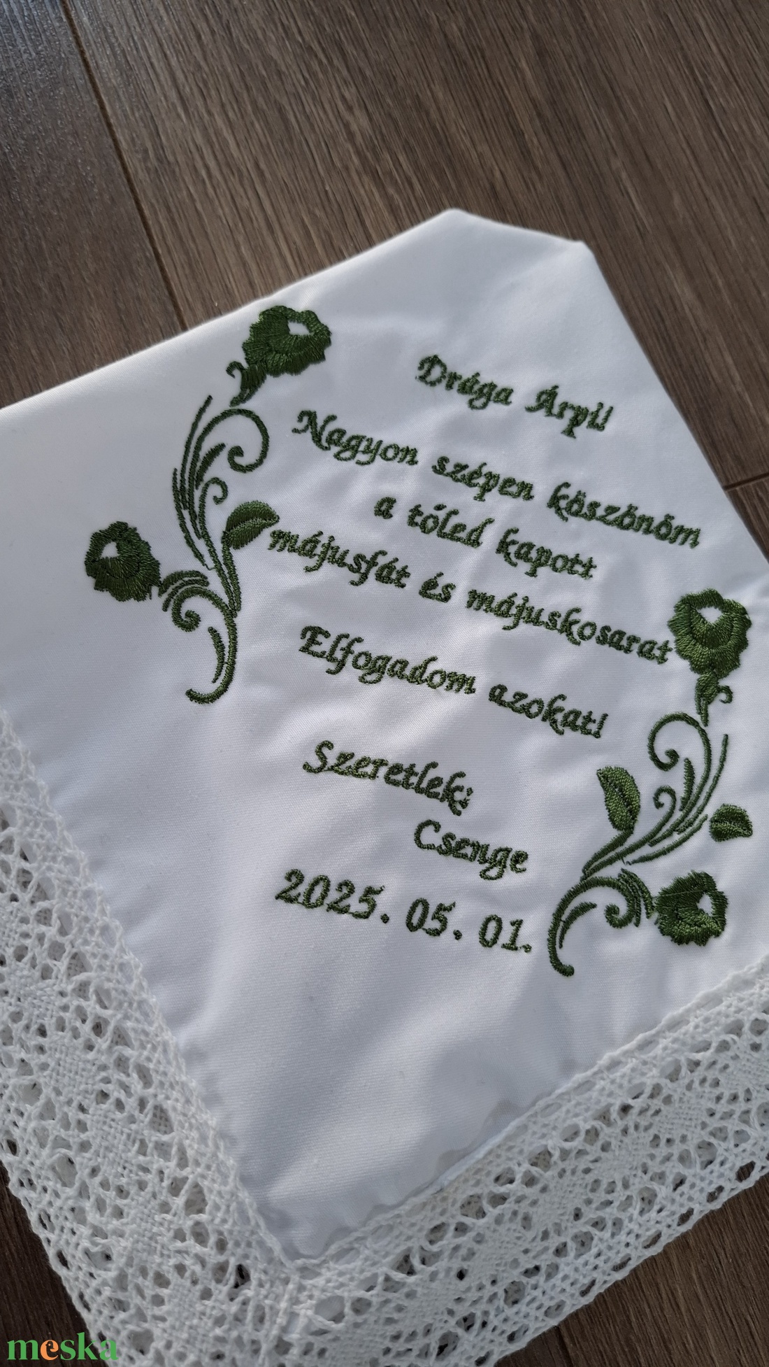 Keszkenő két hímzéssel  -  - Meska.hu