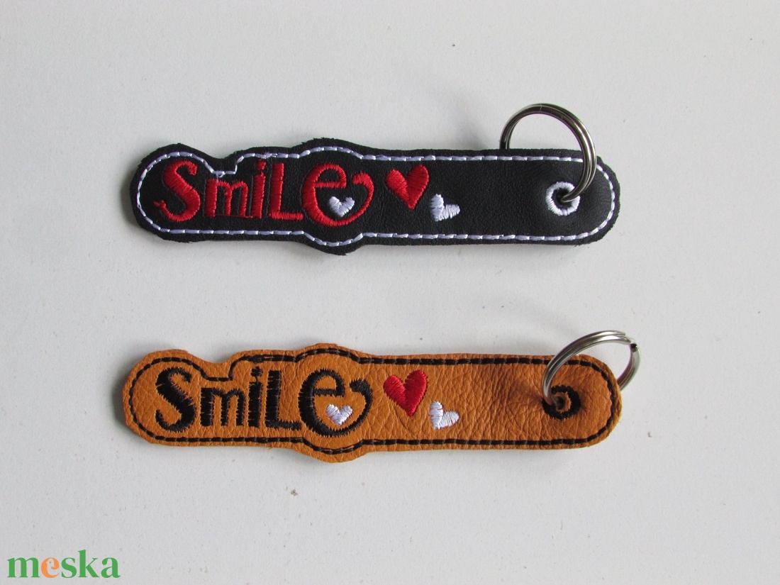 Smile felirattal hímzett bőr kulcstartó  - táska & tok - kulcstartó & táskadísz - kulcstartó - Meska.hu