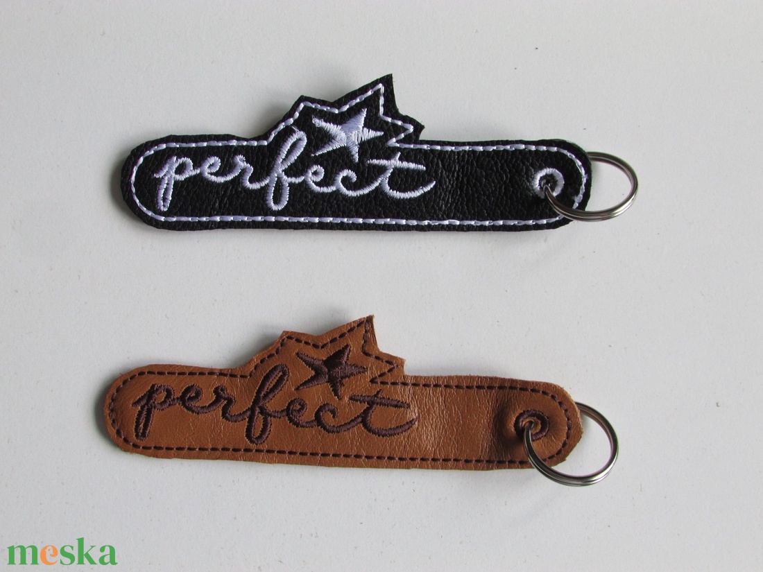 Perfect felirattal hímzett bőr kulcstartó  - táska & tok - kulcstartó & táskadísz - kulcstartó - Meska.hu