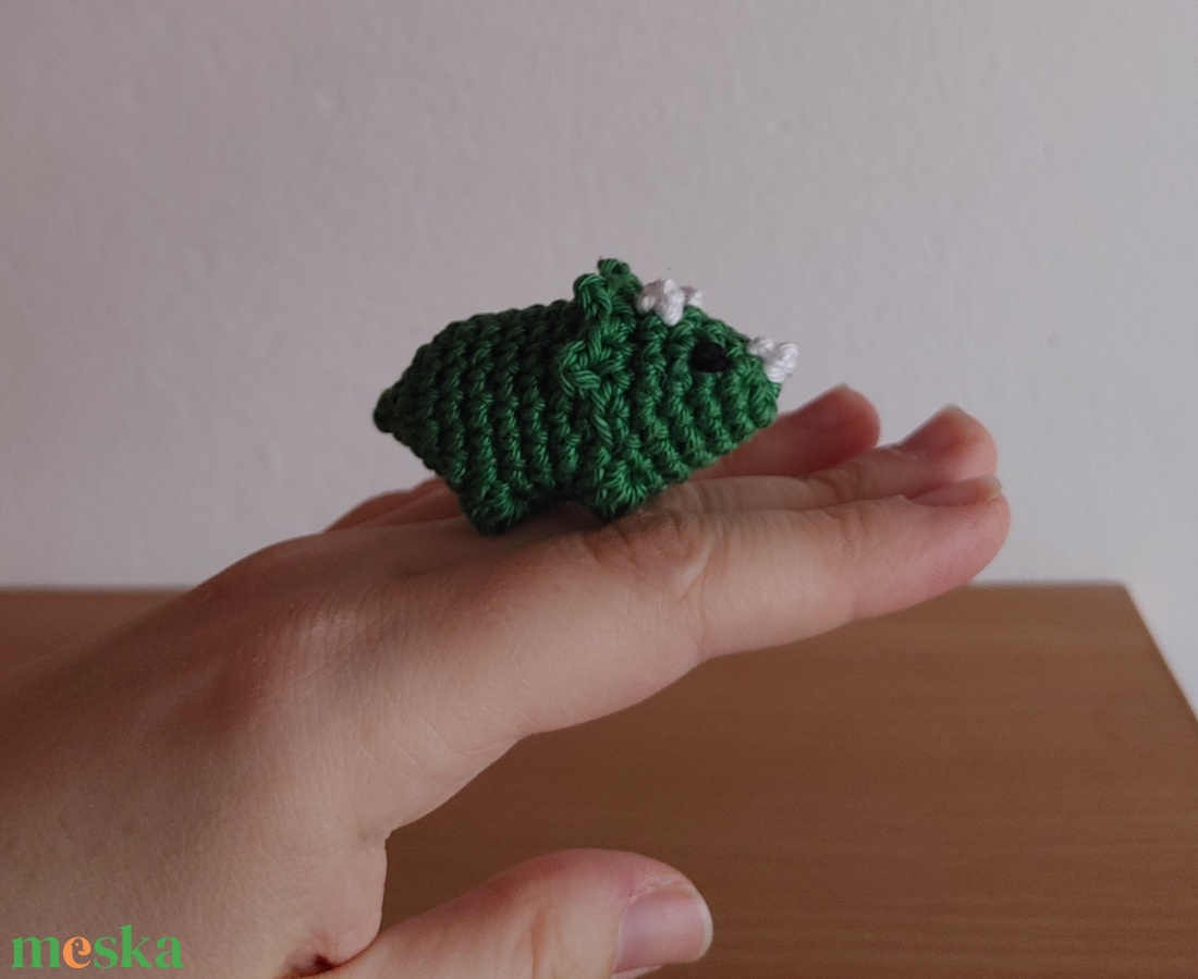 Horgolt mini dínó (Triceratops) - amigurumi figura - játék & sport - plüssállat & játékfigura - plüss dínók - Meska.hu