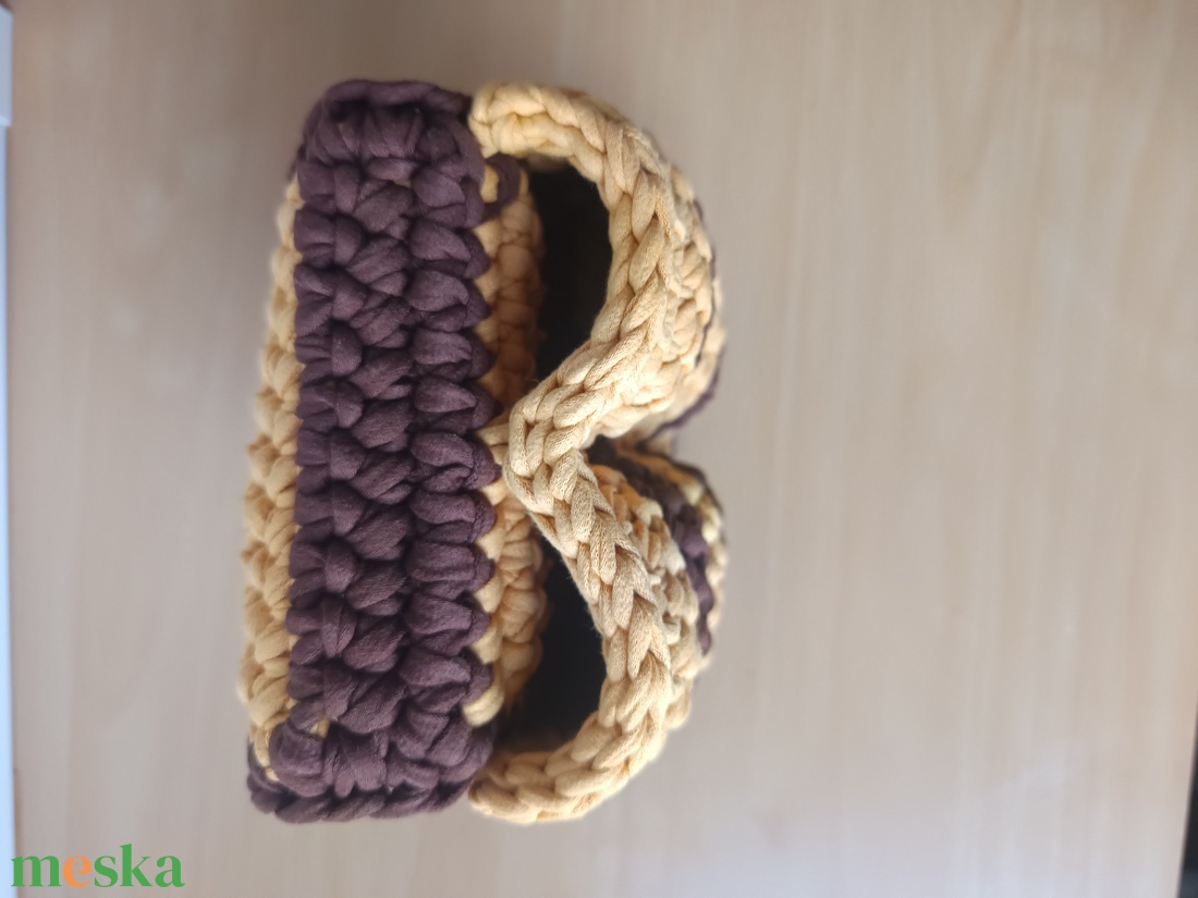 Horgolt távirányító tartó karfára - otthon & életmód - tárolás & rendszerezés - kontroller tartók - Meska.hu