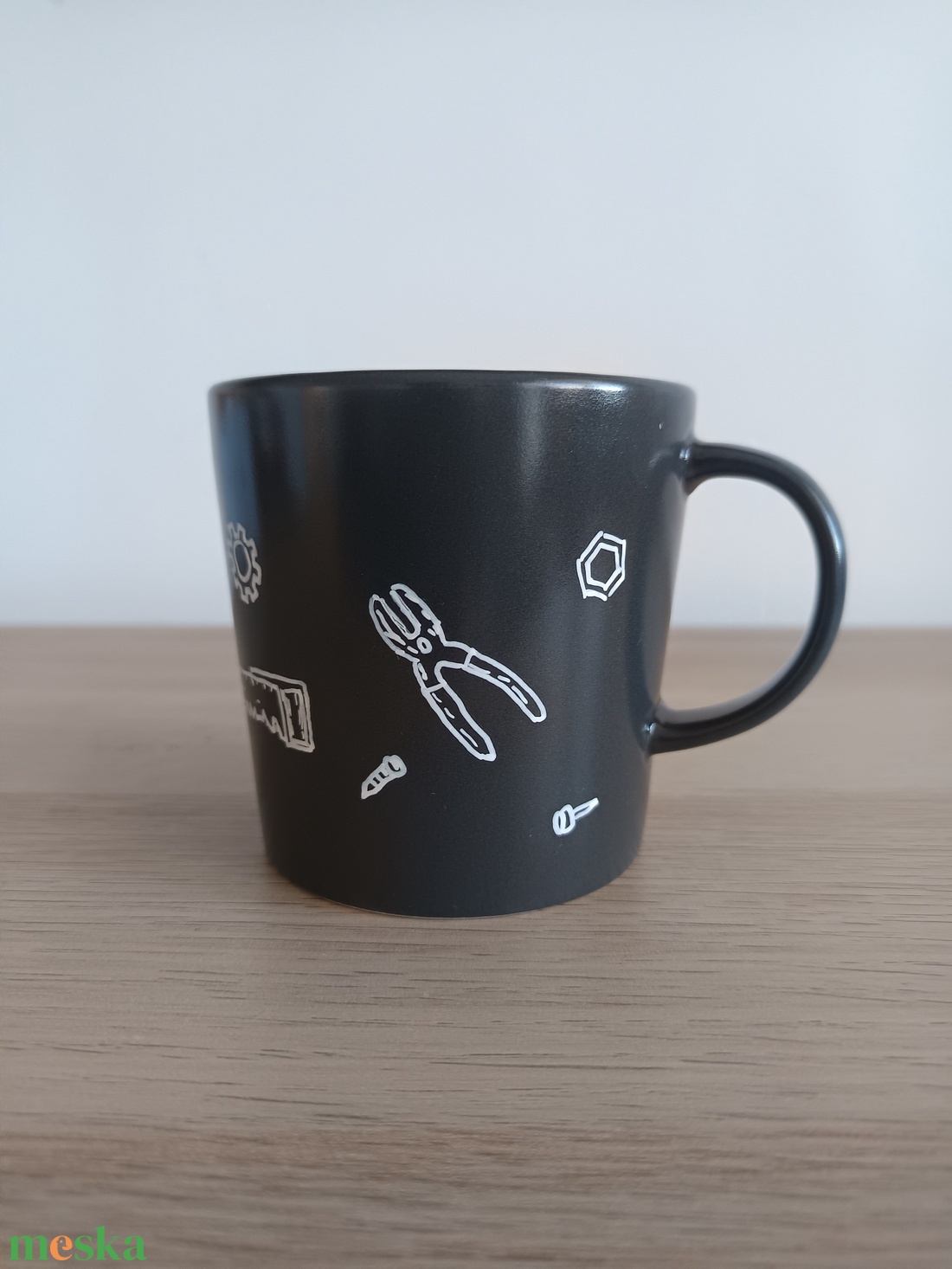 Kézzel festett szerszámos bögre (Sötétszürke) - otthon & életmód - konyhafelszerelés, tálalás - tálalás - bögre & csésze - Meska.hu