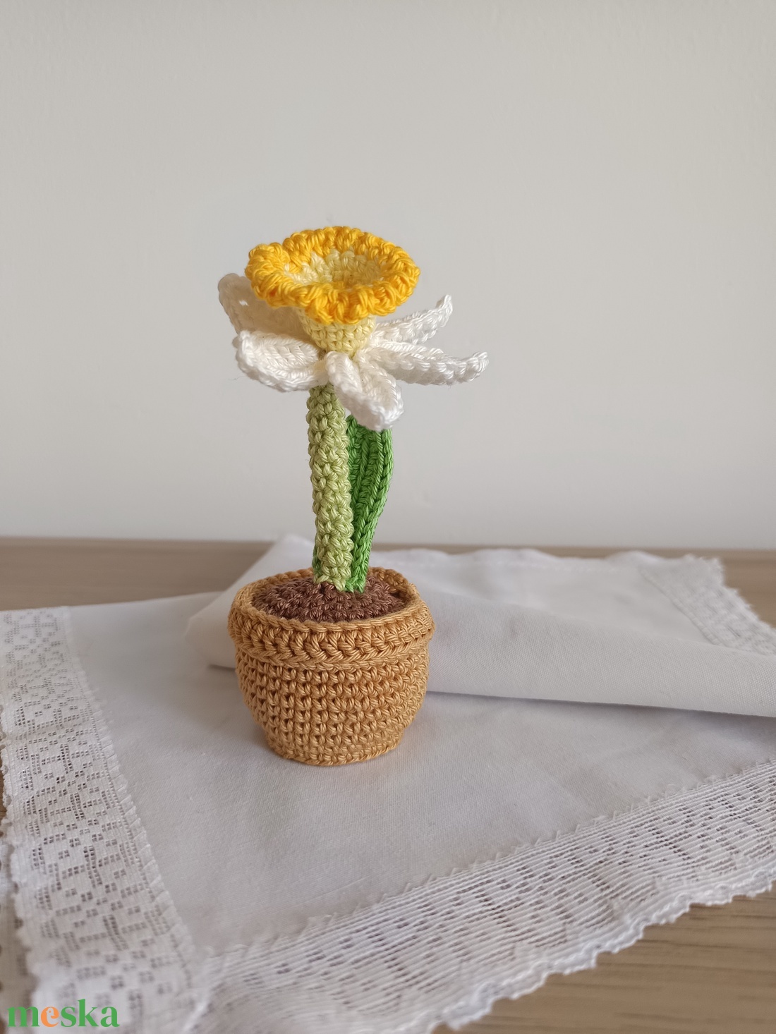 Anyák napi horgolt virág - nárcisz cserépben - otthon & életmód - virágdekoráció - virágdíszek - asztali virágdísz - Meska.hu