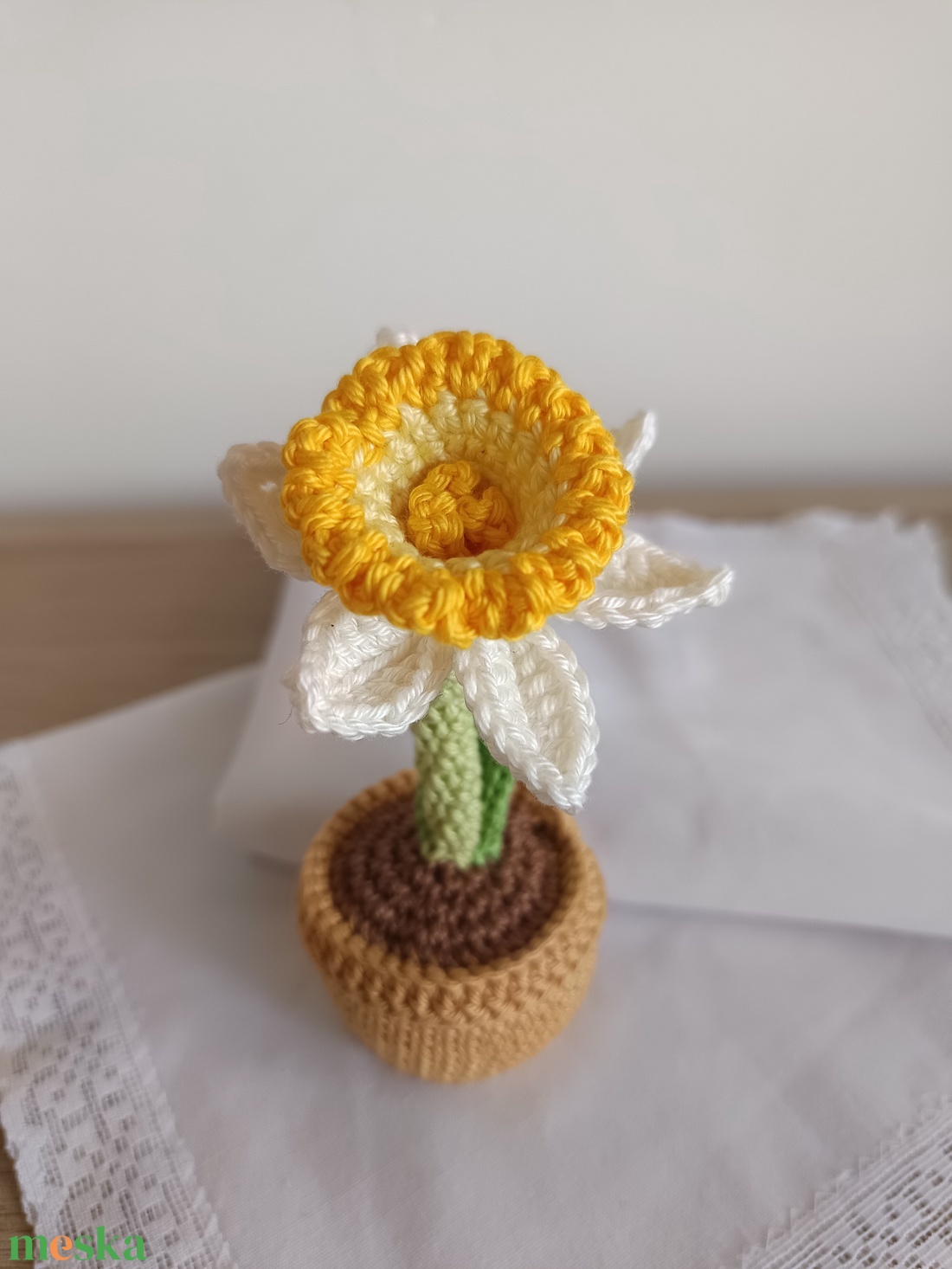Anyák napi horgolt virág - nárcisz cserépben - otthon & életmód - virágdekoráció - virágdíszek - asztali virágdísz - Meska.hu
