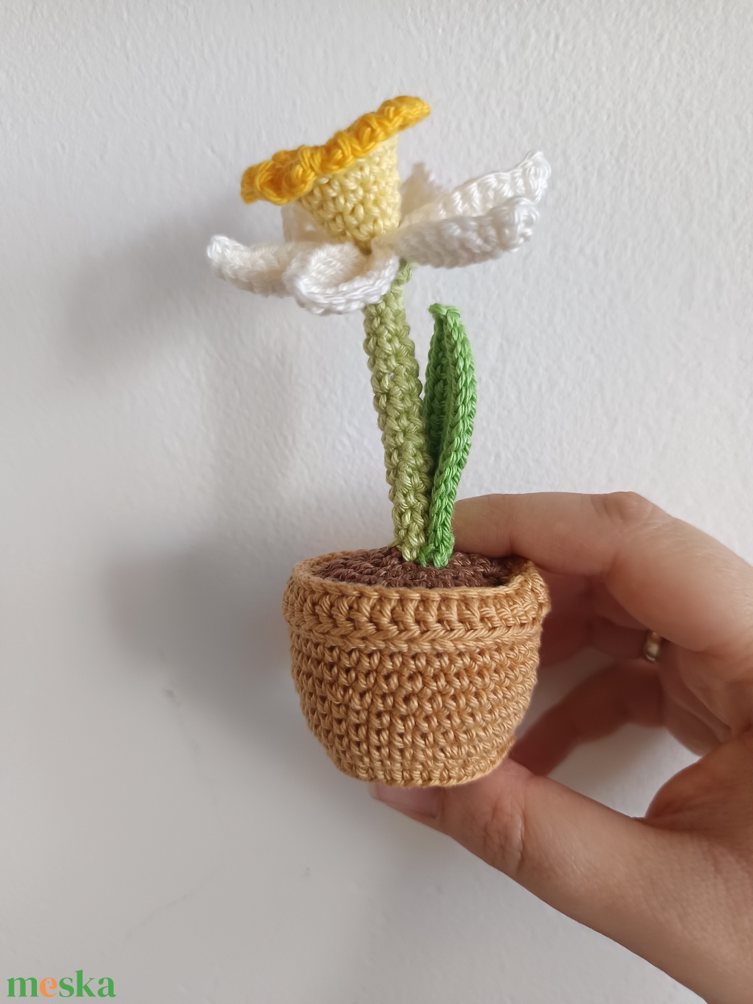Anyák napi horgolt virág - nárcisz cserépben - otthon & életmód - virágdekoráció - virágdíszek - asztali virágdísz - Meska.hu