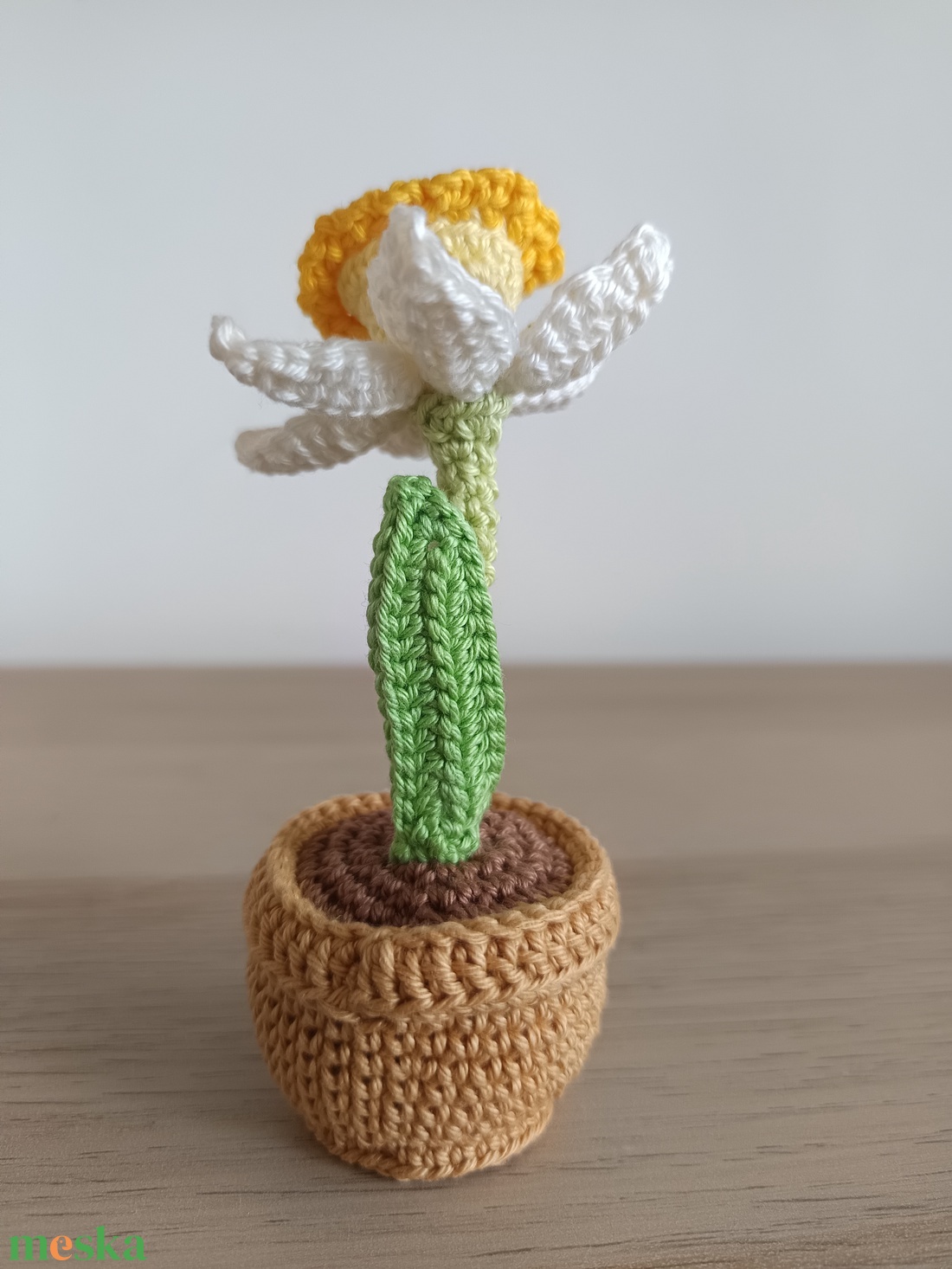 Anyák napi horgolt virág - nárcisz cserépben - otthon & életmód - virágdekoráció - virágdíszek - asztali virágdísz - Meska.hu