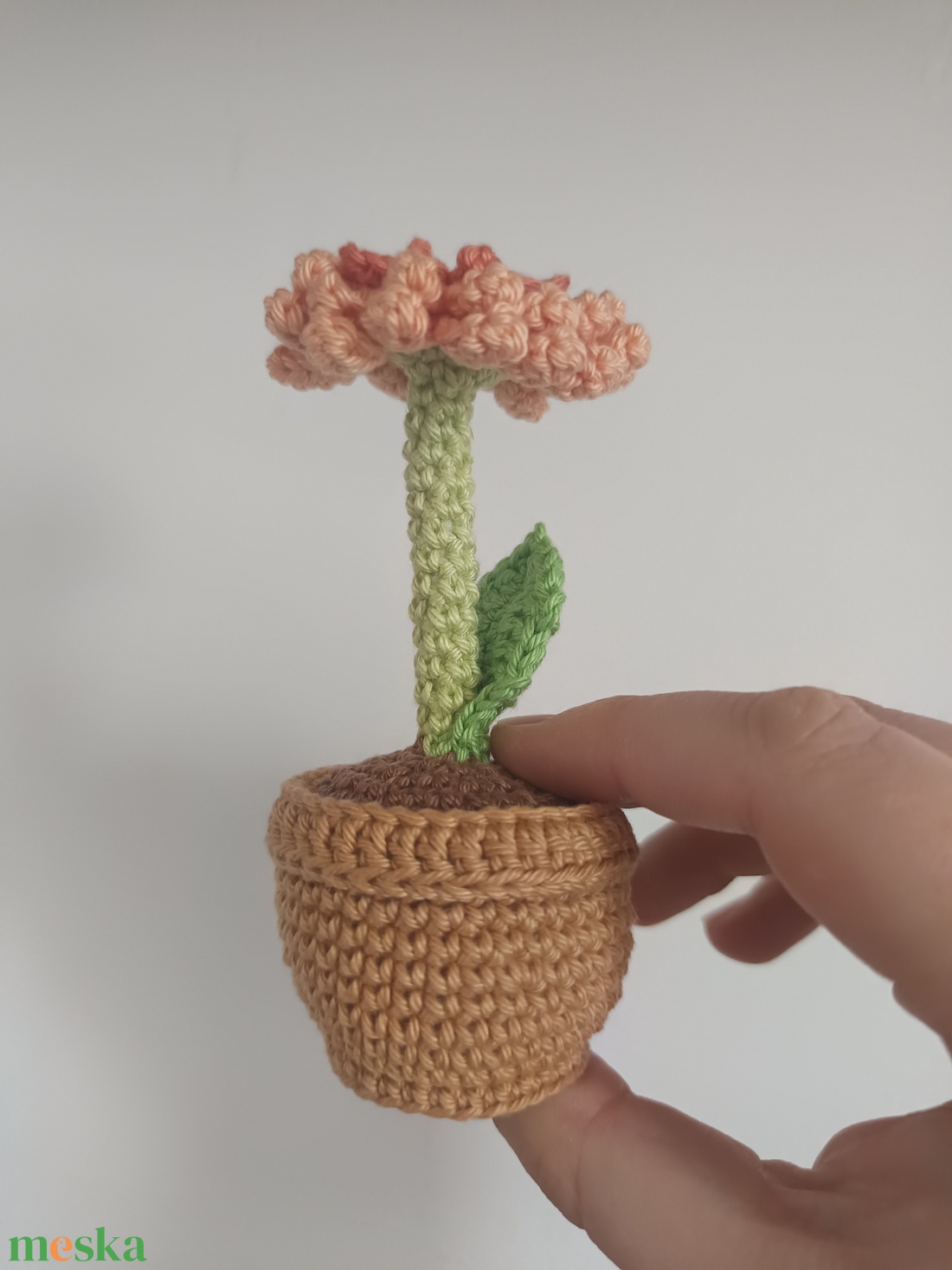Anyák napjára, pedagógus napra horgolt virág - gerbera cserépben - otthon & életmód - virágdekoráció - virágdíszek - asztali virágdísz - Meska.hu