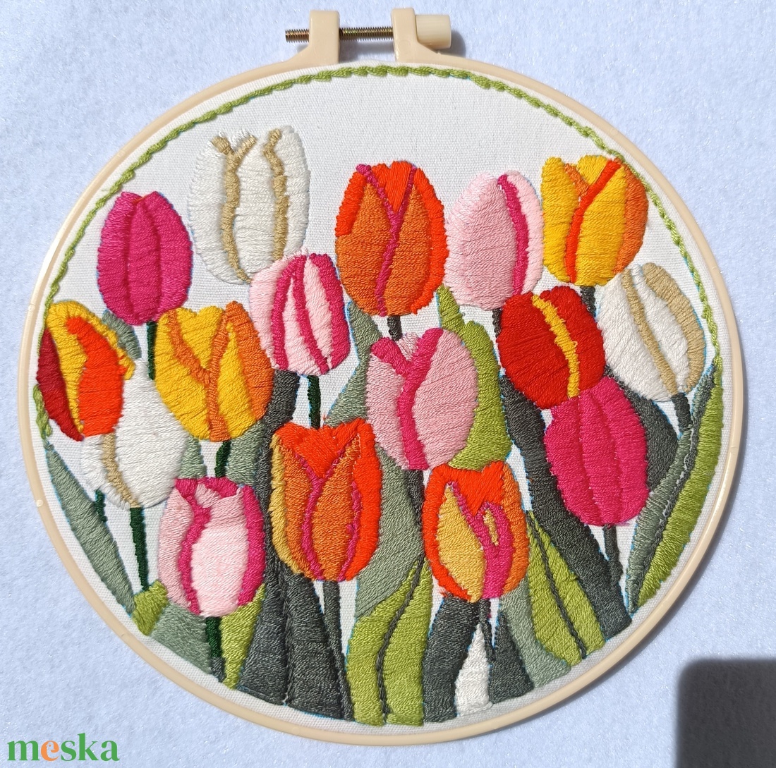 Színes tulip�nok kézzel hímzett falikép dekoráció  - otthon & életmód - dekoráció - dísztárgy - Meska.hu