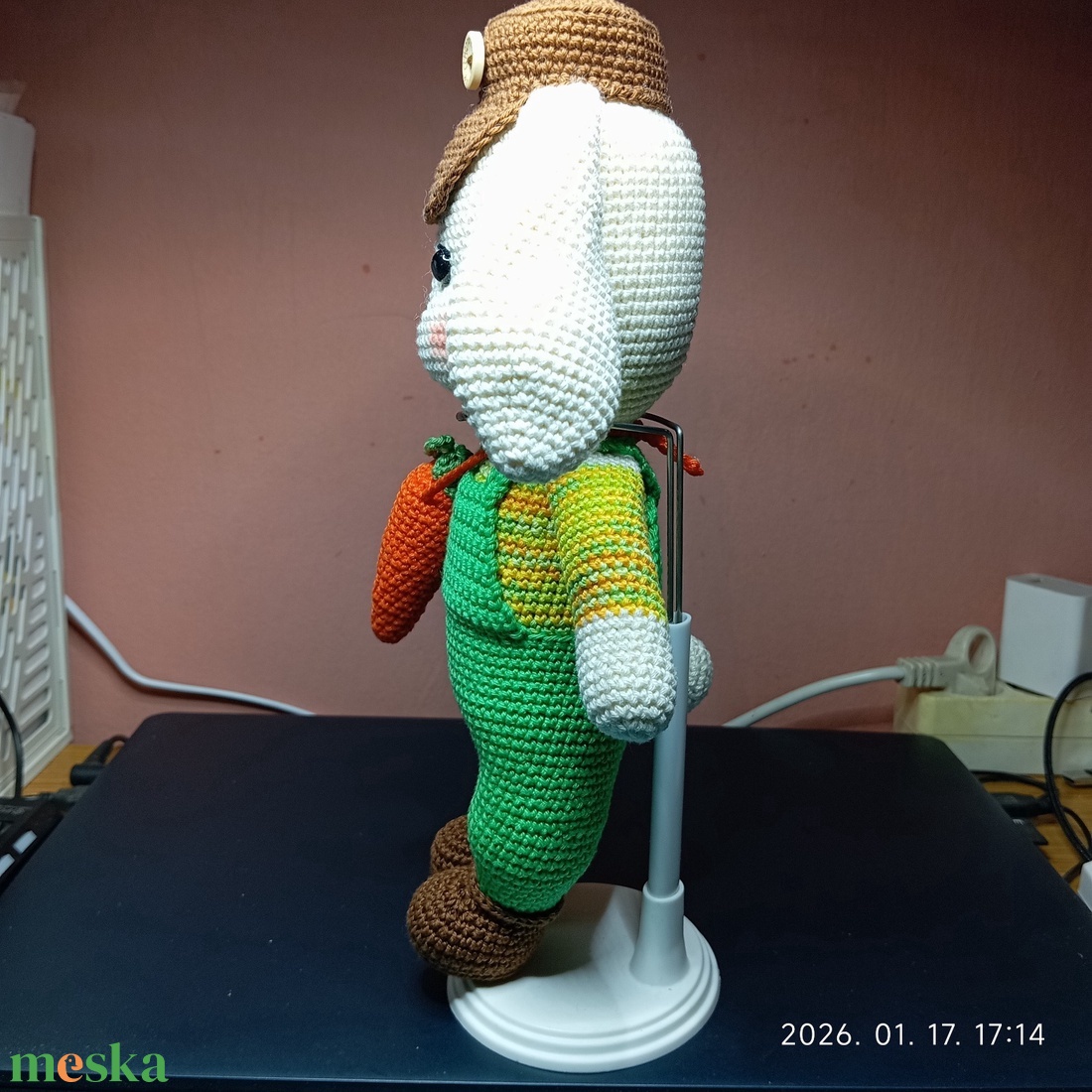 Nyuszi répával (A háttér AI segítségével készült) - játék & sport - plüssállat & játékfigura - nyuszi - Meska.hu