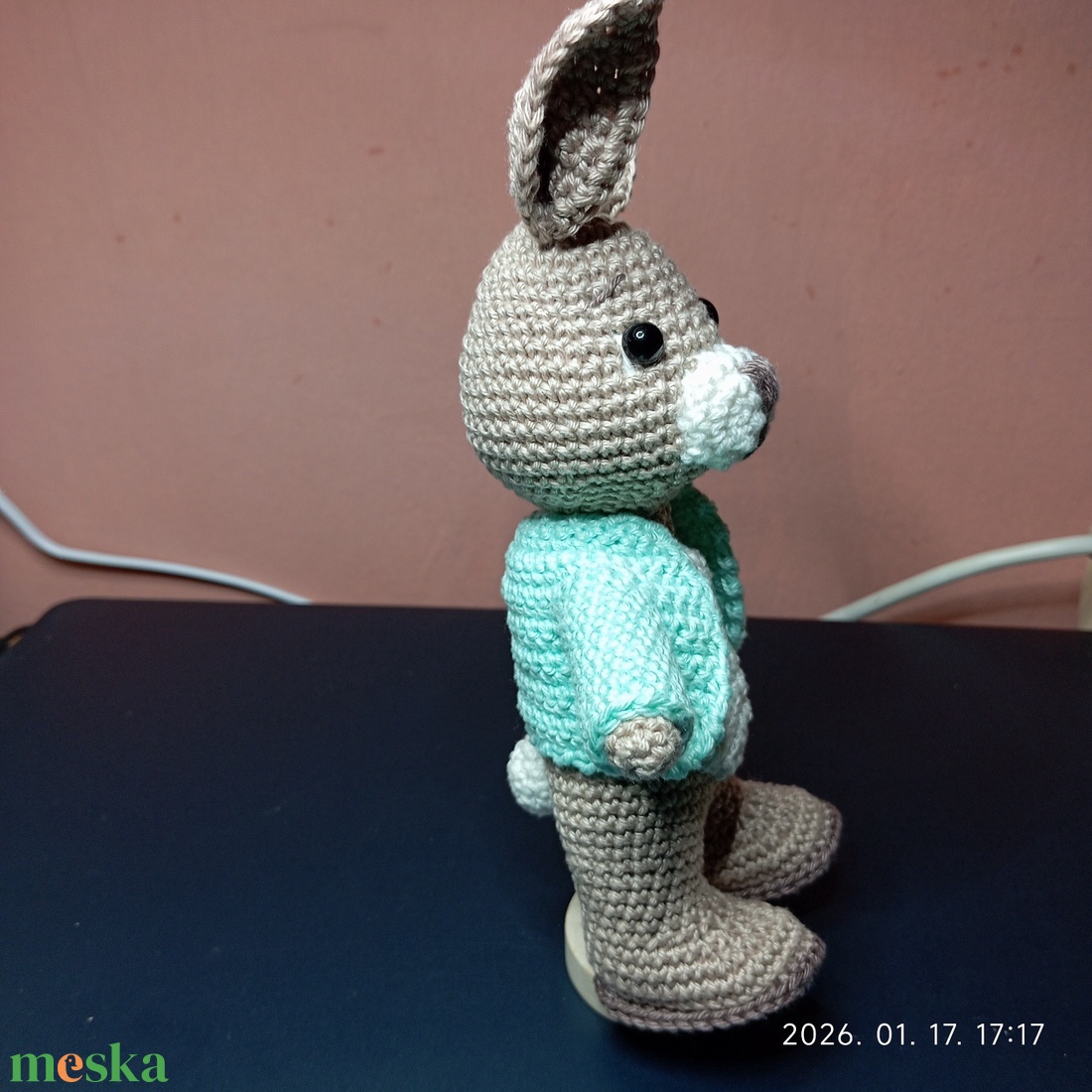 Nyuszi kabátban (A háttér AI segítségével készült) - játék & sport - plüssállat & játékfigura - nyuszi - Meska.hu