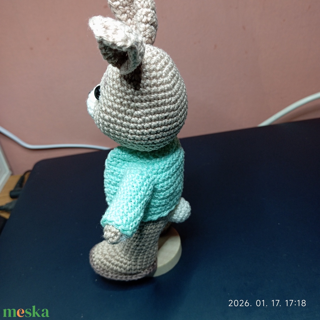 Nyuszi kabátban (A háttér AI segítségével készült) - játék & sport - plüssállat & játékfigura - nyuszi - Meska.hu